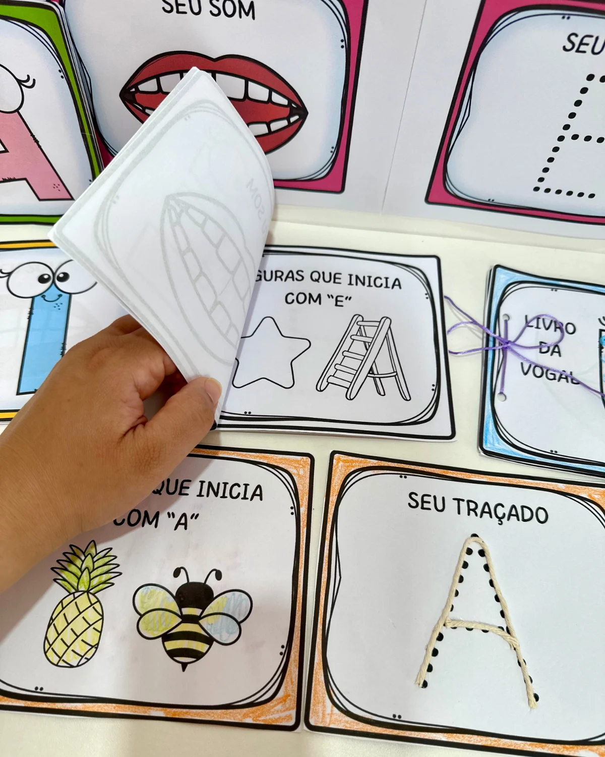 LIVRINHO DAS VOGAIS FÔNICAS — amostra 3: Livrinhos das vogais fônicas em duas versões: colorida e para colorir