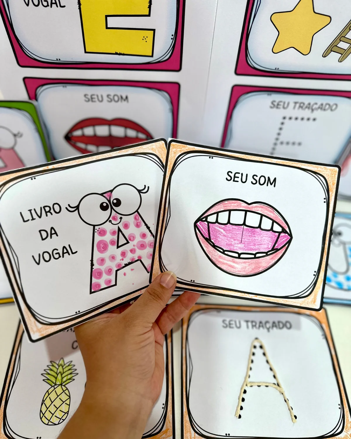 LIVRINHO DAS VOGAIS FÔNICAS — amostra 4: Livrinhos das vogais fônicas em duas versões: colorida e para colorir