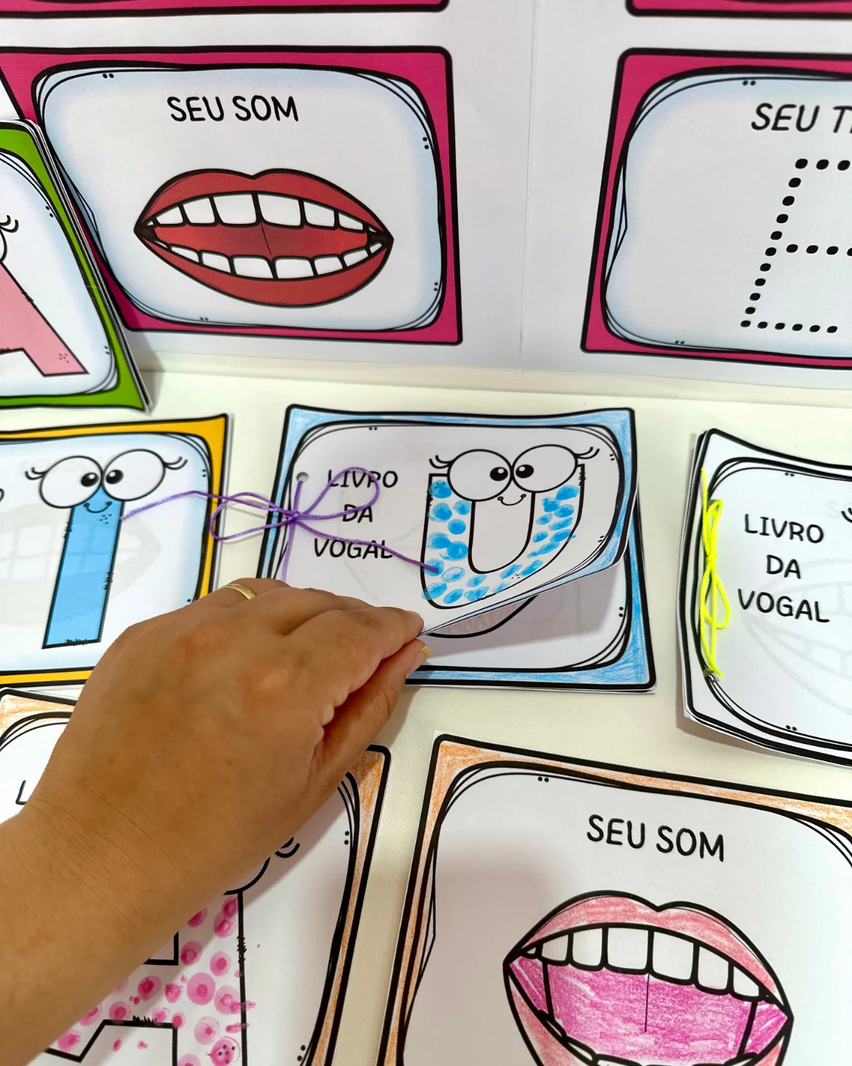 LIVRINHO DAS VOGAIS FÔNICAS — amostra 5: Livrinhos das vogais fônicas em duas versões: colorida e para colorir