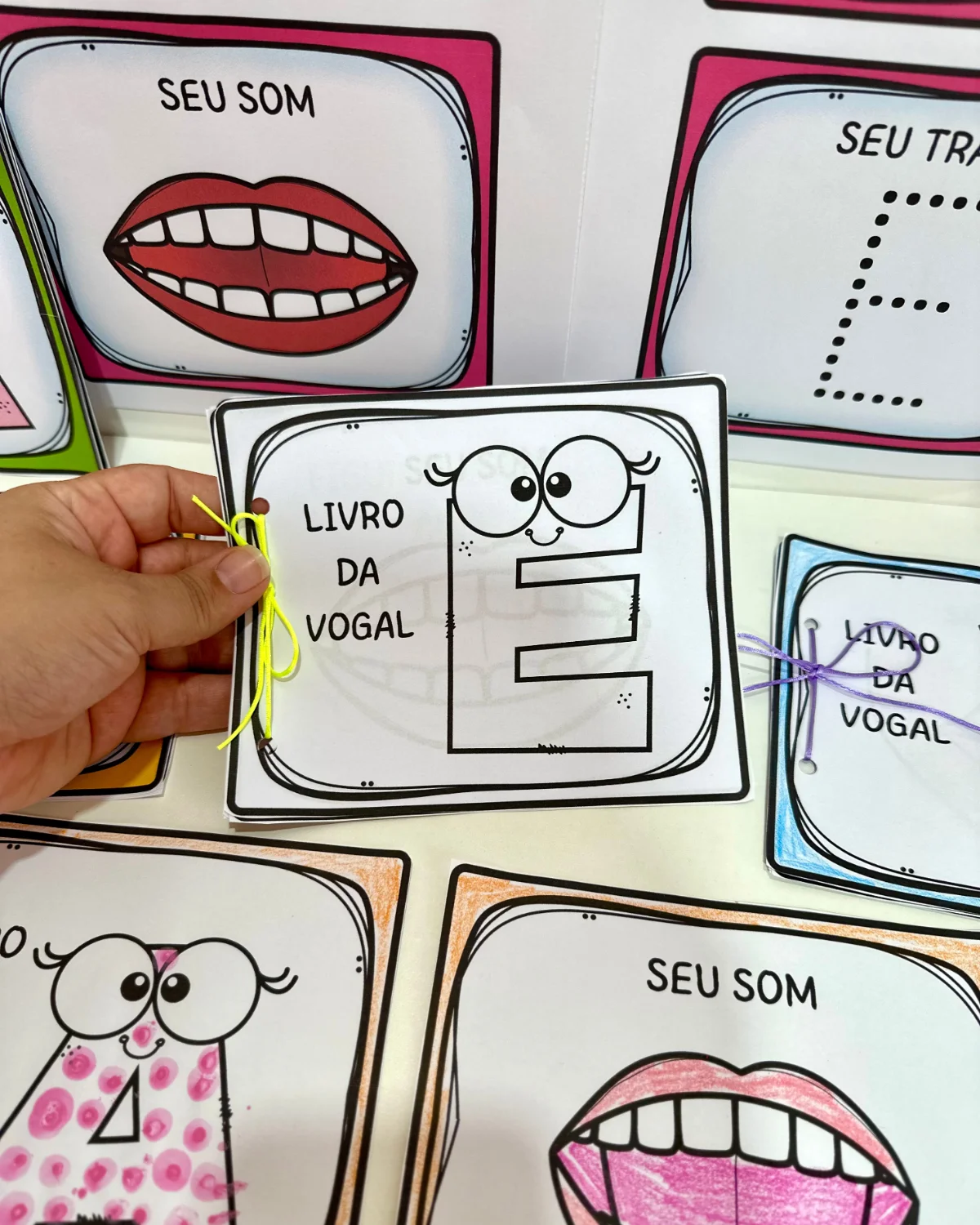 LIVRINHO DAS VOGAIS FÔNICAS — amostra 6: Livrinhos das vogais fônicas em duas versões: colorida e para colorir