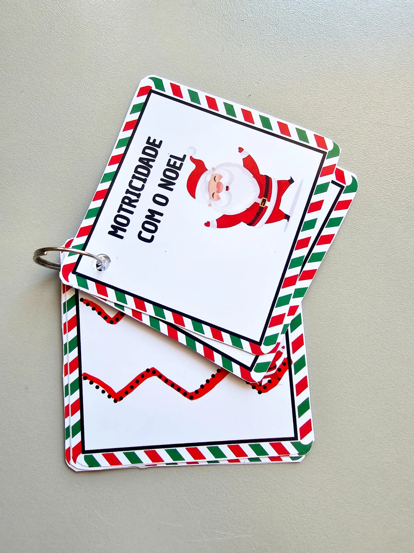 Livrinho motricidade com o Noel — amostra 3: Este PDF é um mini-livro de argolas para motricidade fina com tema de Natal ,…