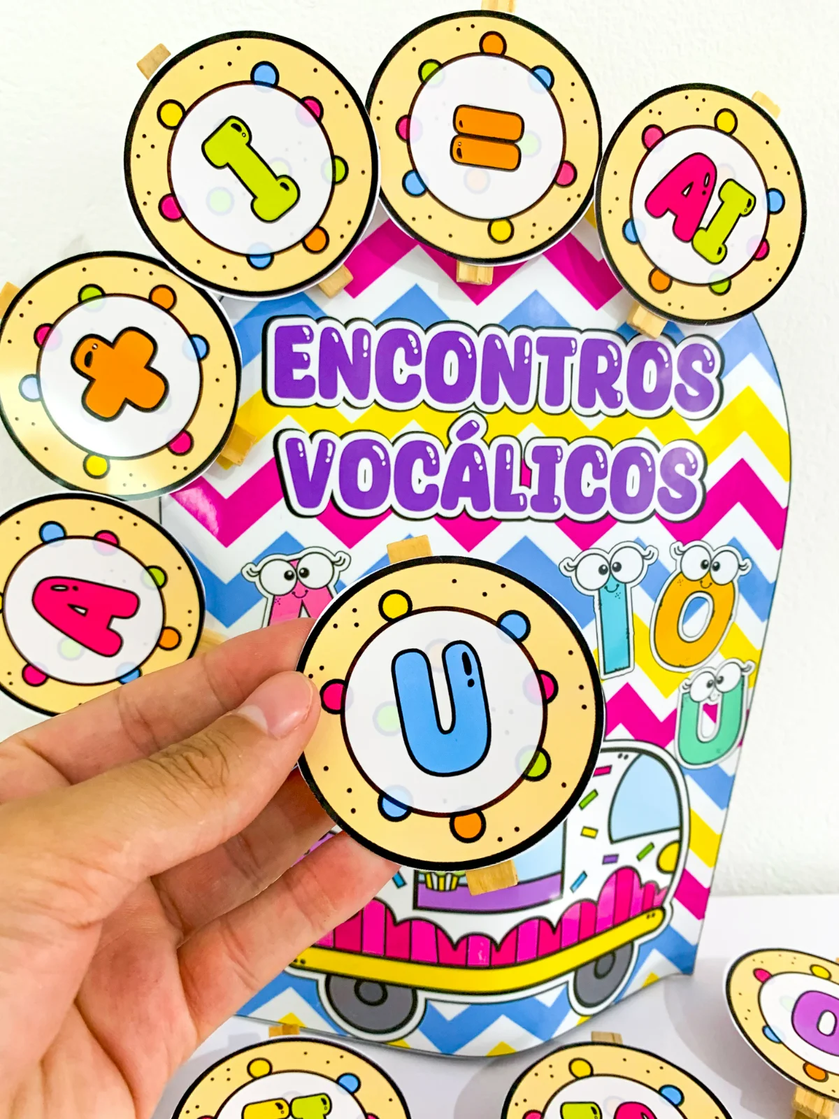 Luva Doces Encontros Vocálicos – Material Pedagógico — amostra 2: Com essa luva pedagógica, as mãos viram palco para a…