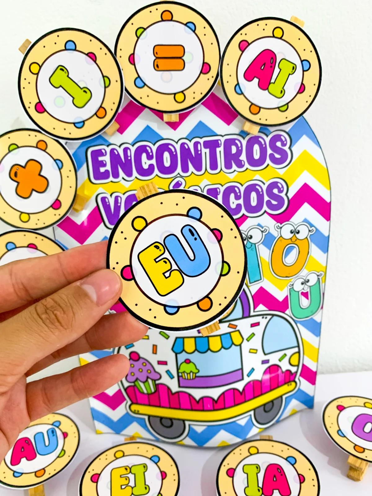 Luva Doces Encontros Vocálicos – Material Pedagógico — amostra 3: Com essa luva pedagógica, as mãos viram palco para a…
