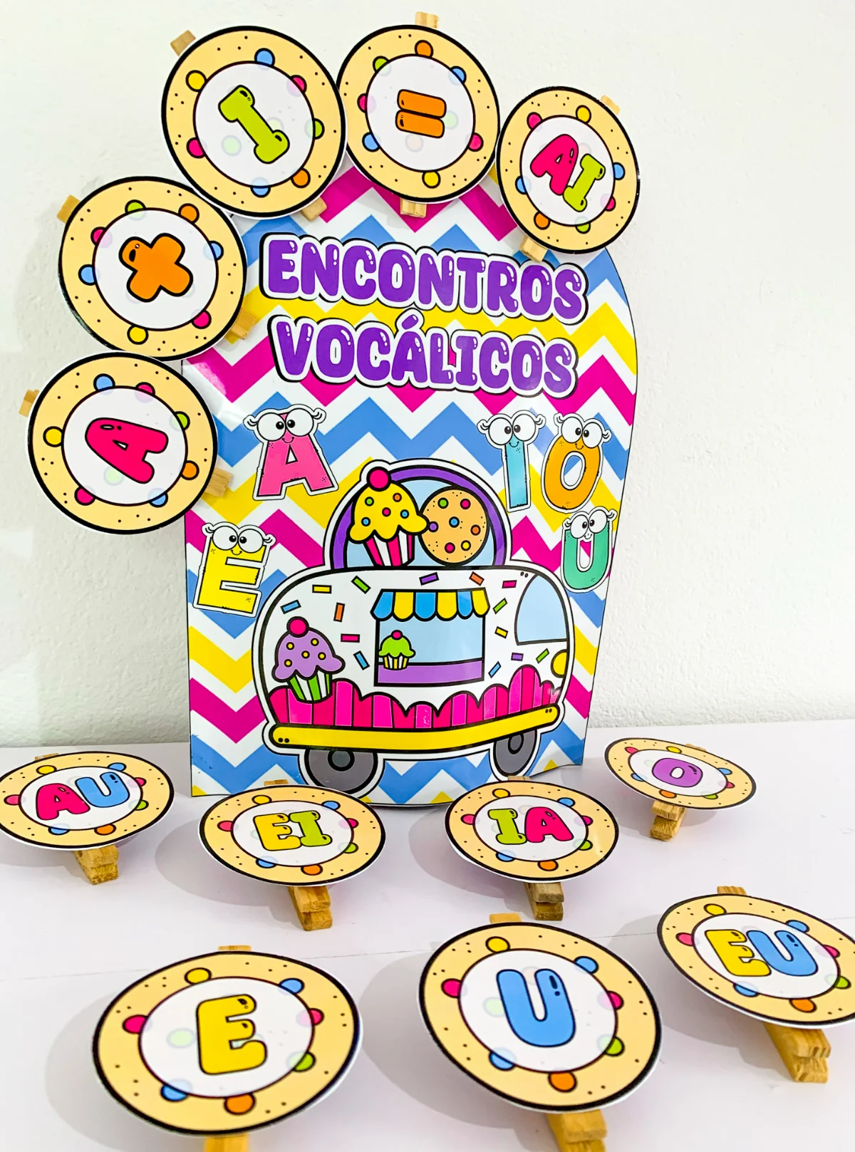 Luva Doces Encontros Vocálicos – Material Pedagógico — amostra 4: Com essa luva pedagógica, as mãos viram palco para a…