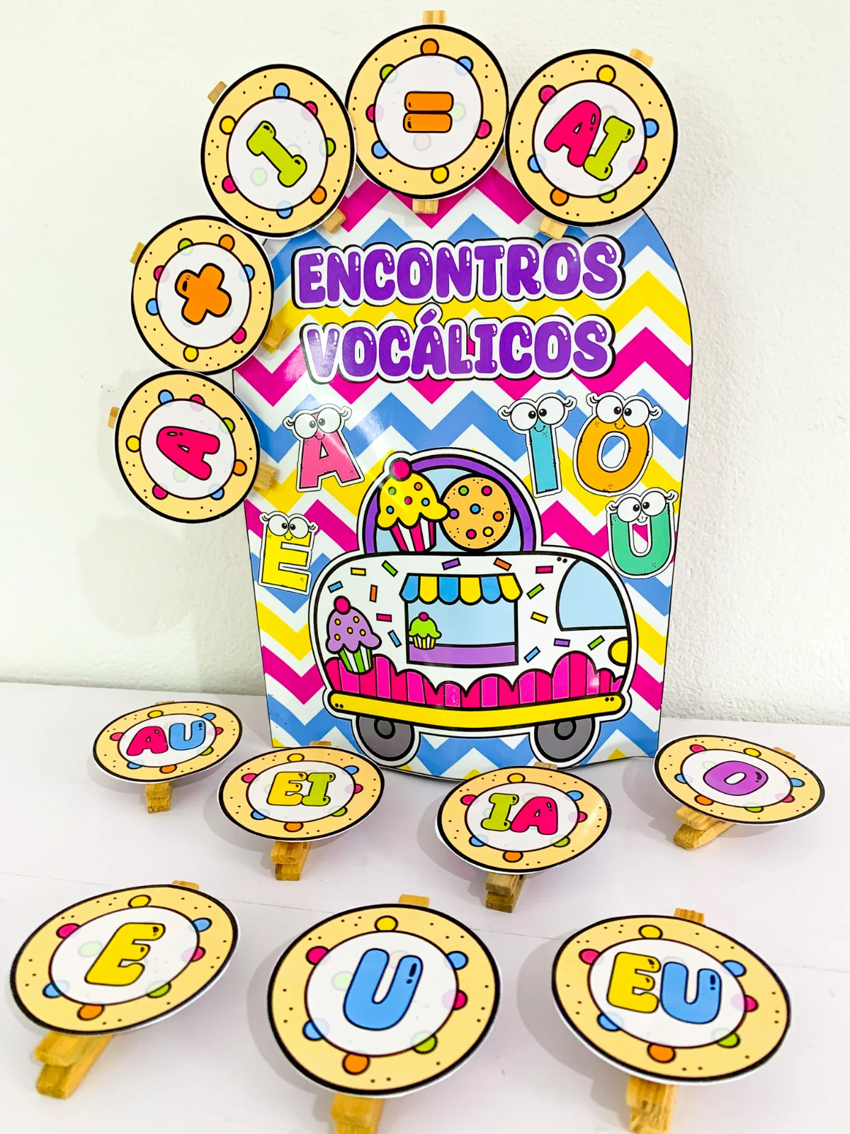 Luva Doces Encontros Vocálicos – Material Pedagógico — amostra 5: Com essa luva pedagógica, as mãos viram palco para a…