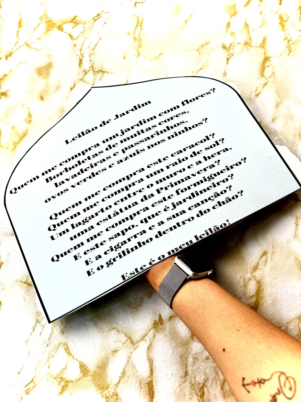 luva musical inspirada no poema o Leilão de Jardim — amostra 3: "🎶🌸 Apresento a luva musical inspirada no poema 'Leilão…