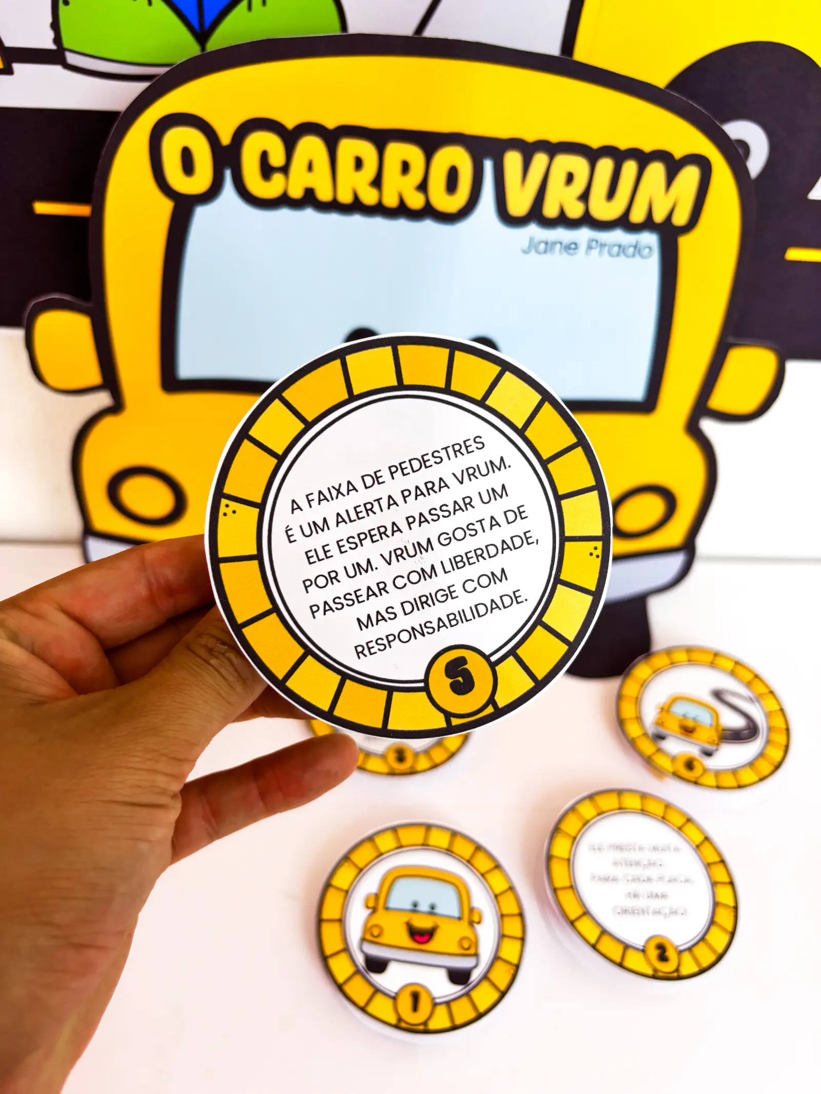 Luva: O Carro Vrum - Recurso Lúdico para a Semana do Trânsito — amostra 3: Luva de história em formato de carro inspirada…