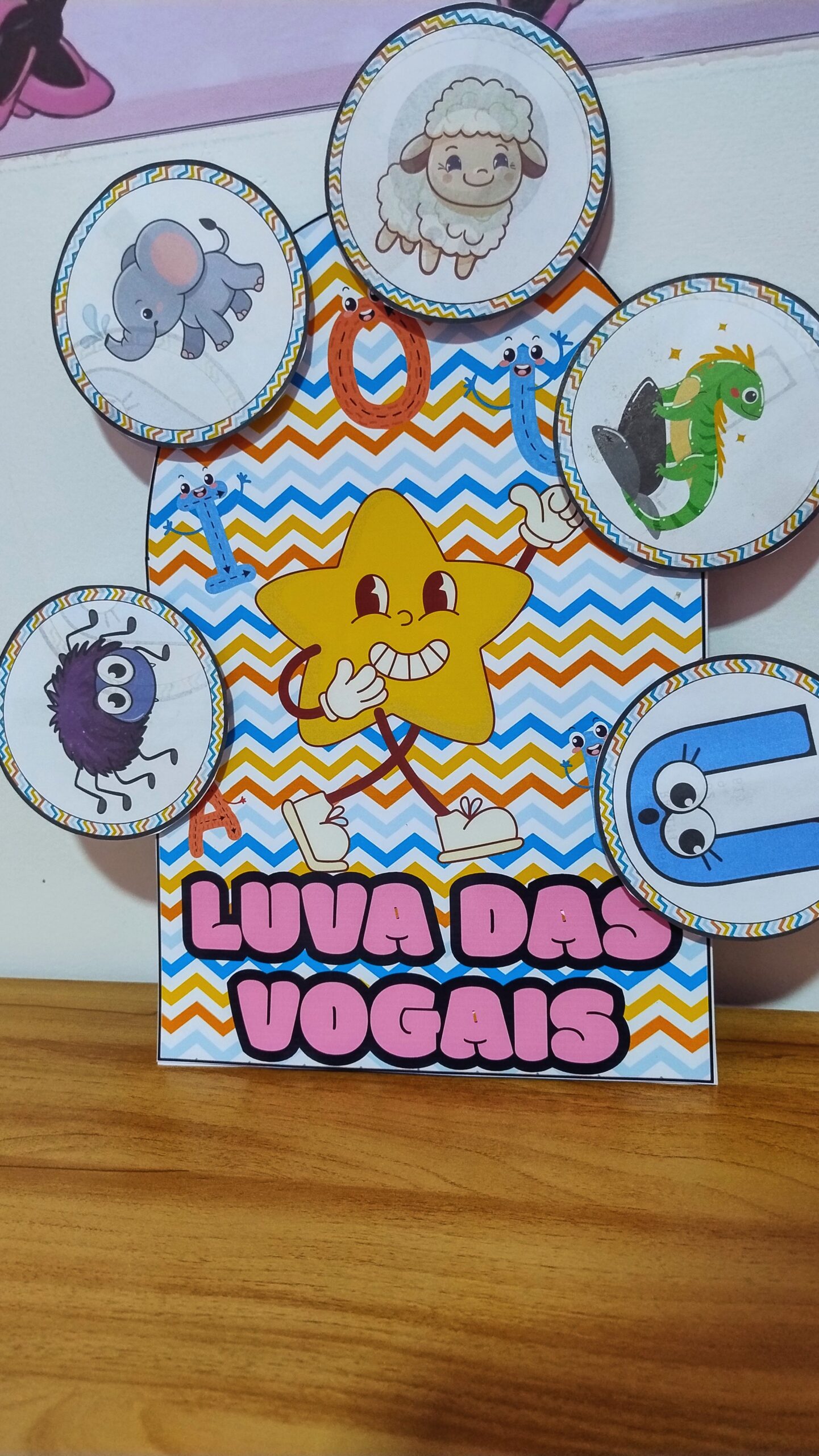 Luva pedagógica de vogais para imprimir – Educação Infantil — amostra 2: Como propor a atividade em sala