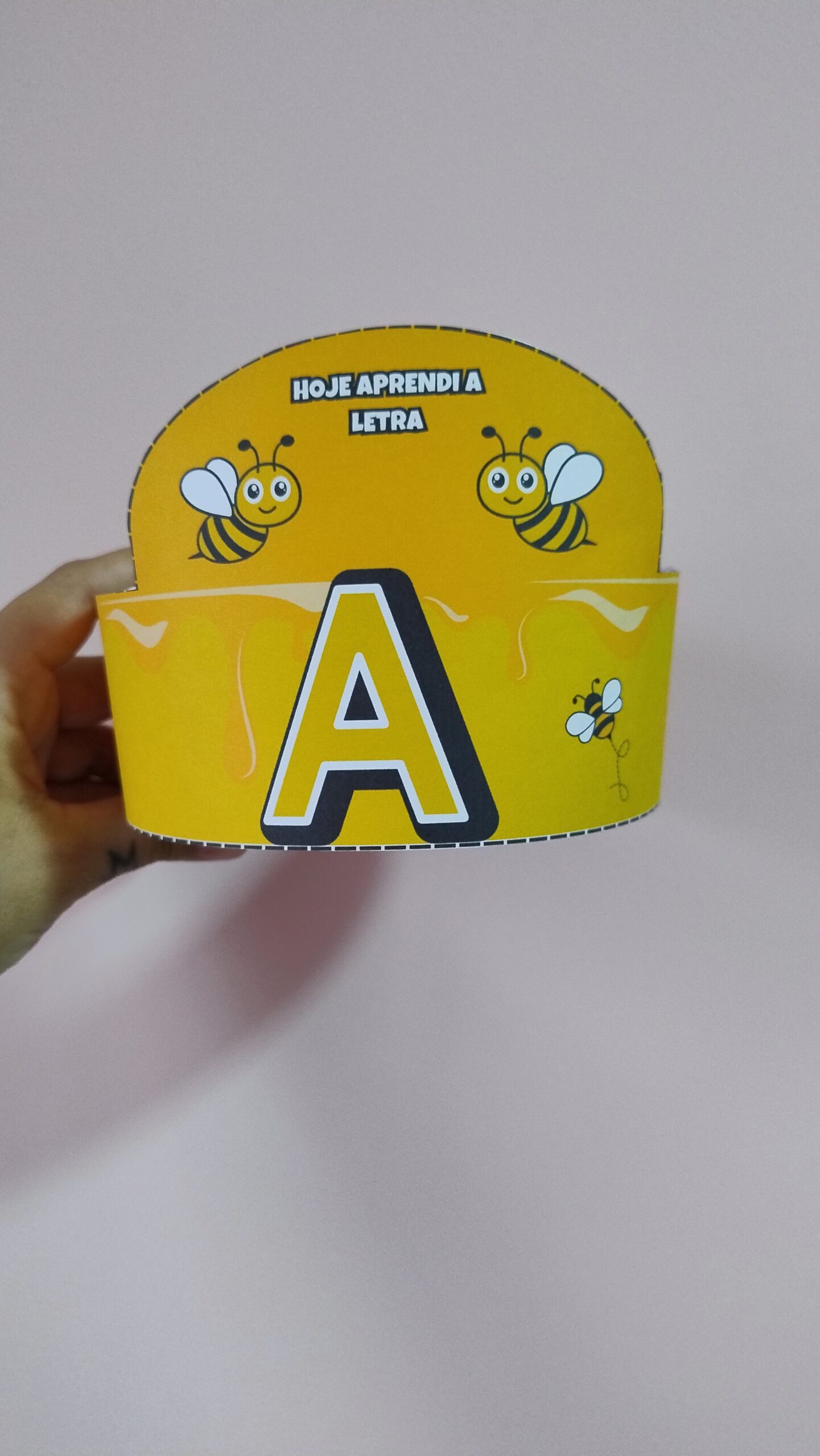 Luva pedagógica de vogais para imprimir – Educação Infantil — amostra 6: Apresente as vogais com um recurso visual que…