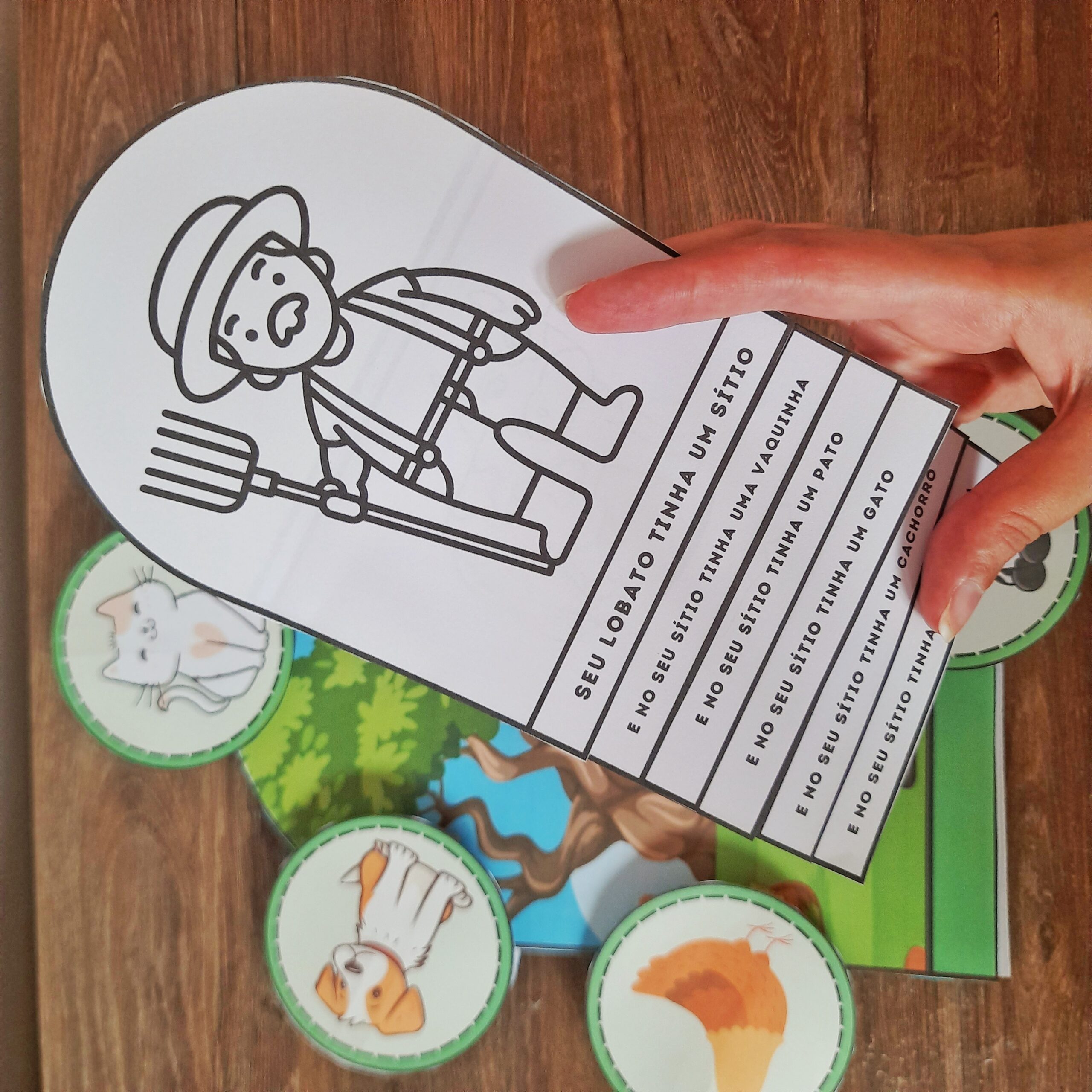 Luva pedagógica musical: Sítio do Seu Lobato com flip book — amostra 7: Trabalhe a canção Sítio do Seu Lobato com uma luva…