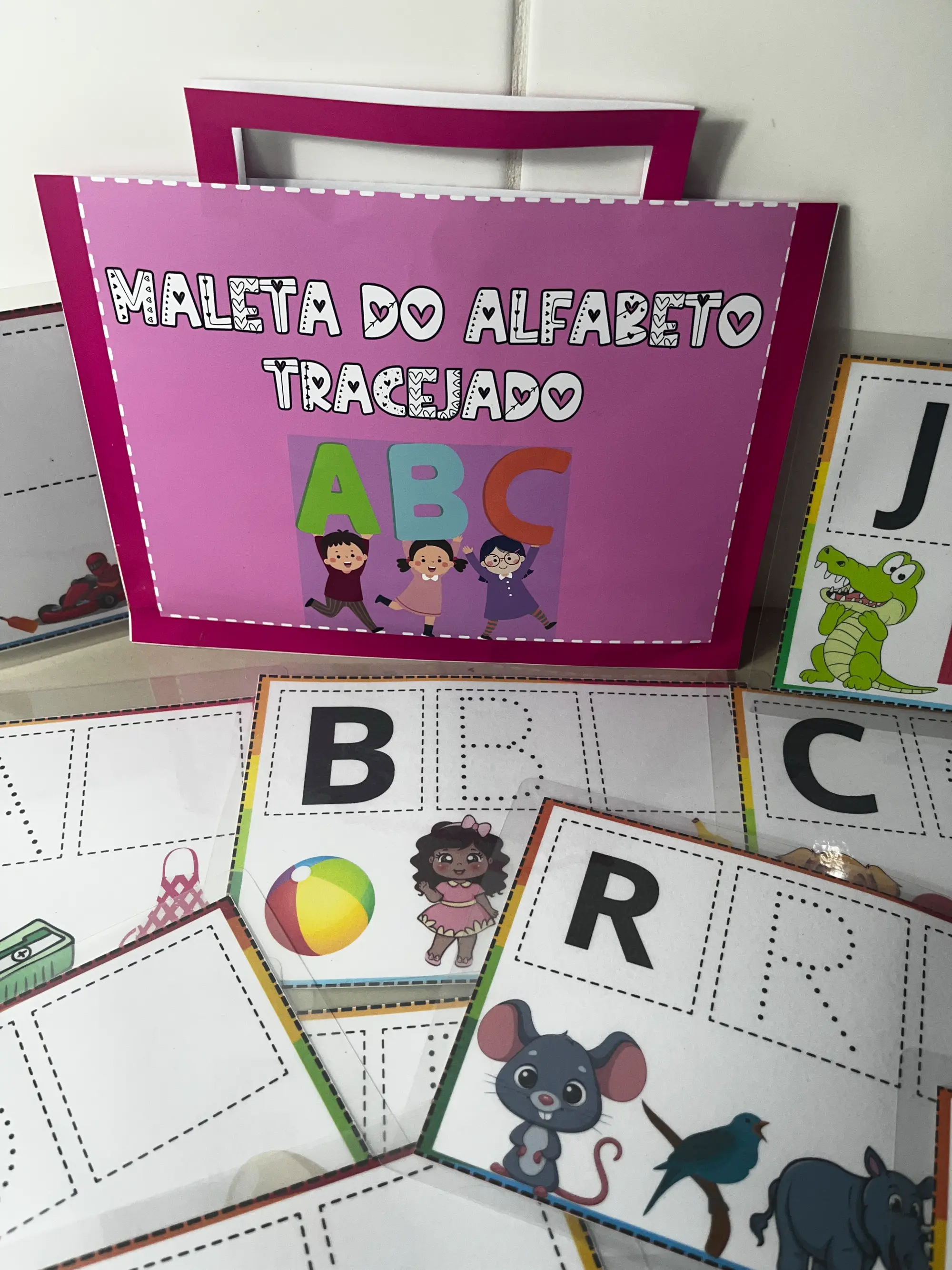 Maleta Pedagógica para Alfabetização e Coordenação Motora — amostra 1: Alfabeto Tracejado com Imagens é um recurso…