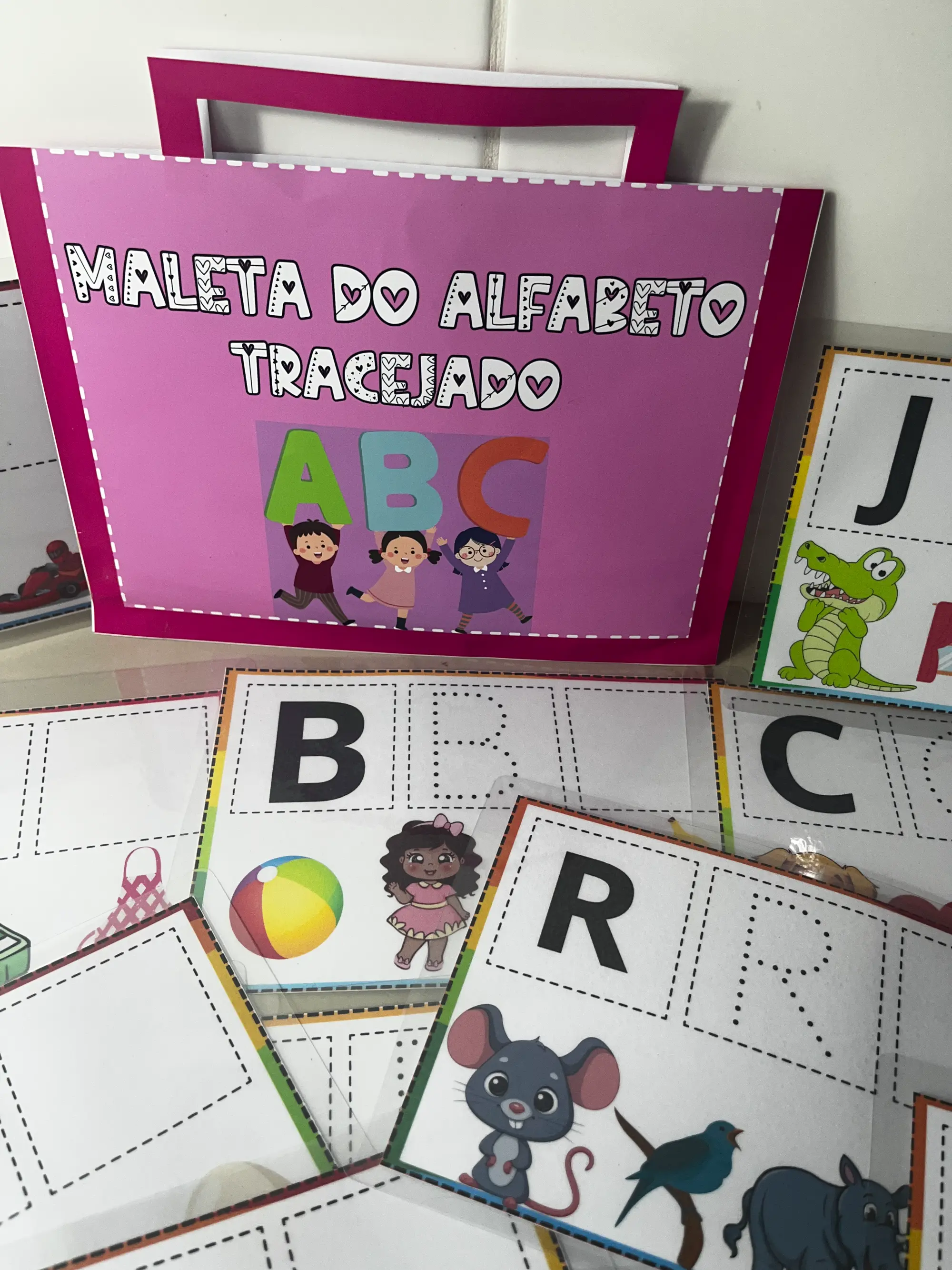 Maleta Pedagógica para Alfabetização e Coordenação Motora — amostra 2: Alfabeto Tracejado com Imagens é um recurso…