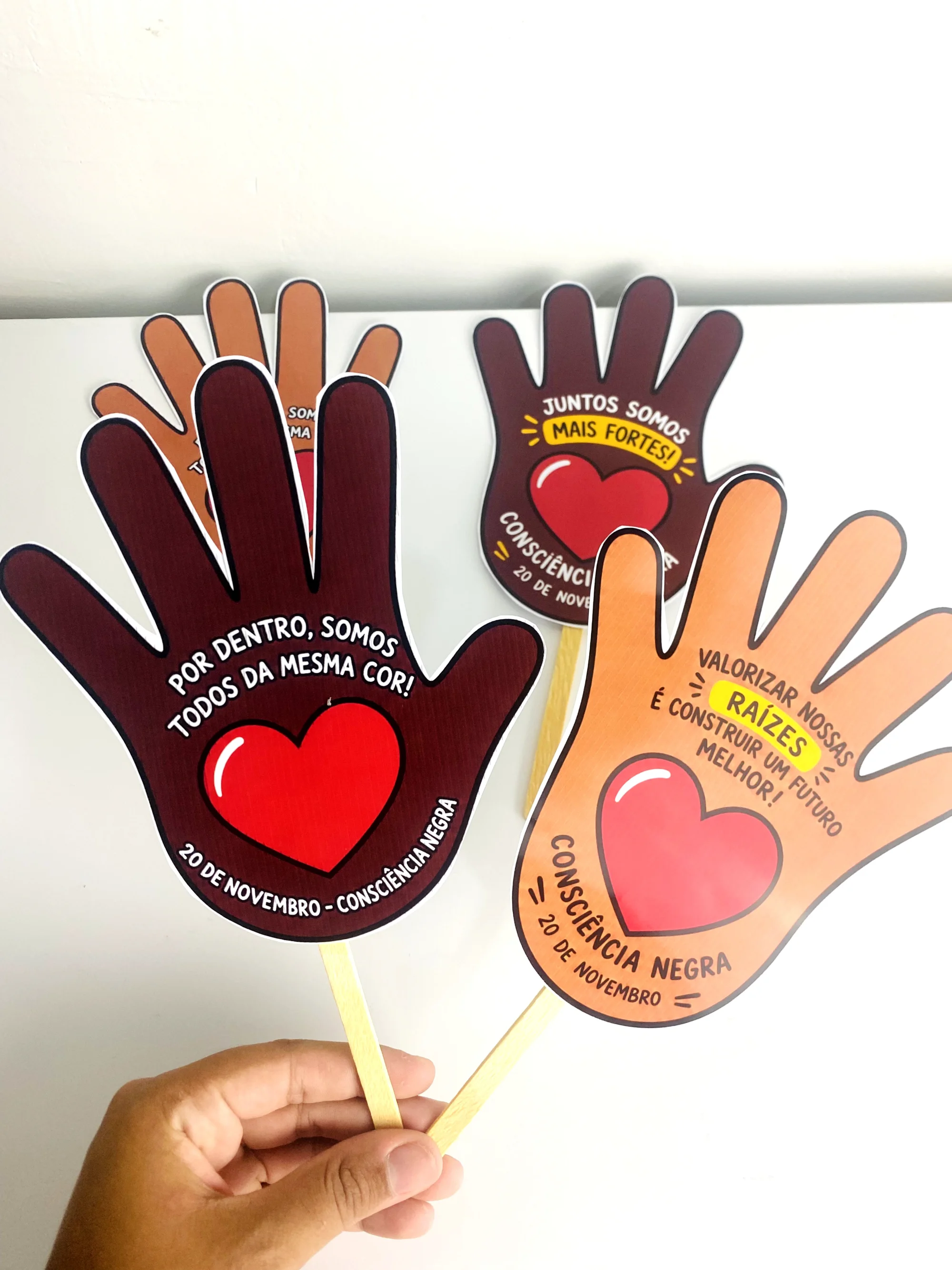 MÃOZINHAS DA CONSCIÊNCIA NEGRA – INFANTIL E ANOS INICIAIS — amostra 2: Com o material Mãozinhas da Consciência Negra , você…