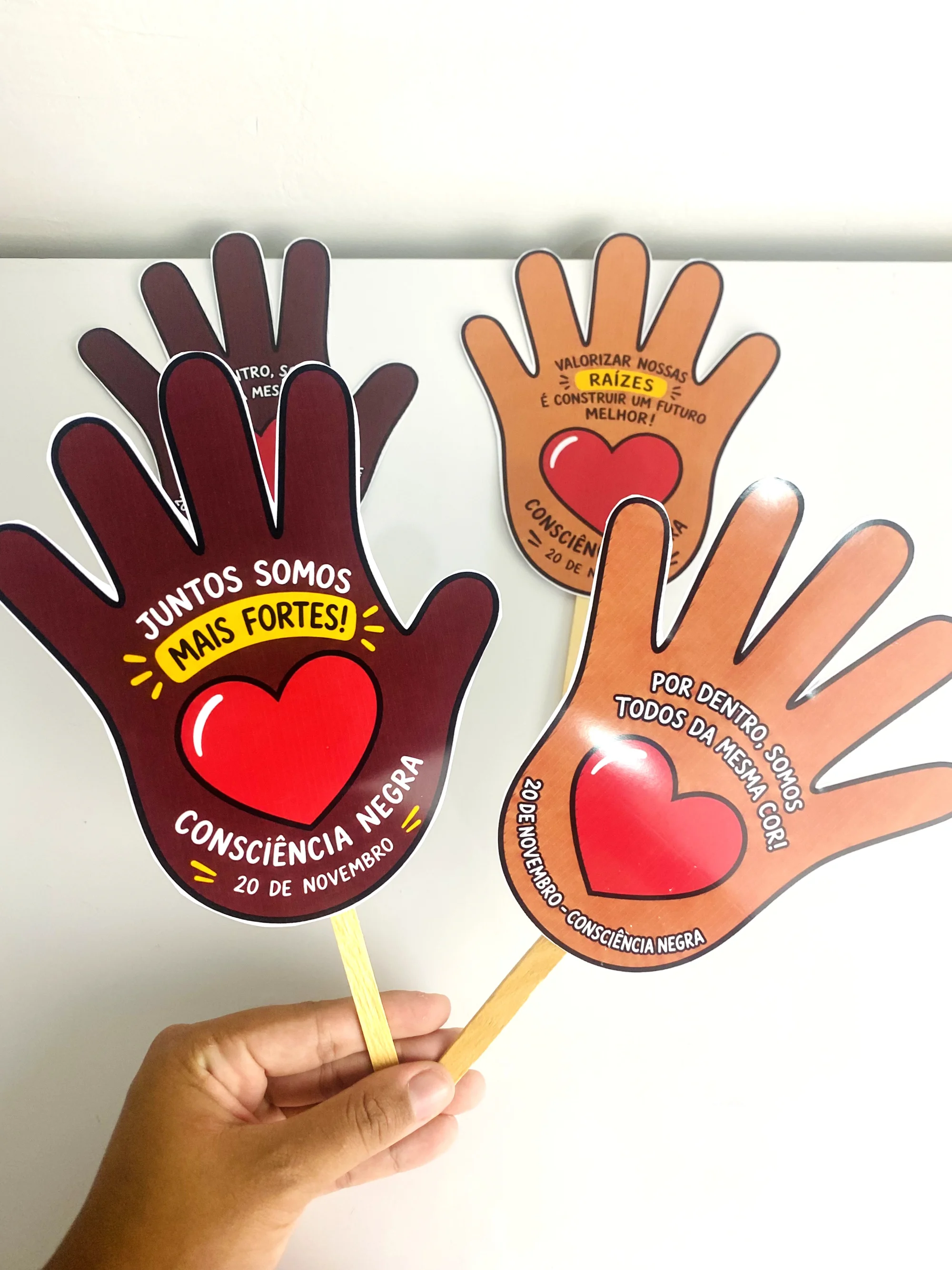 MÃOZINHAS DA CONSCIÊNCIA NEGRA – INFANTIL E ANOS INICIAIS — amostra 3: Com o material Mãozinhas da Consciência Negra , você…