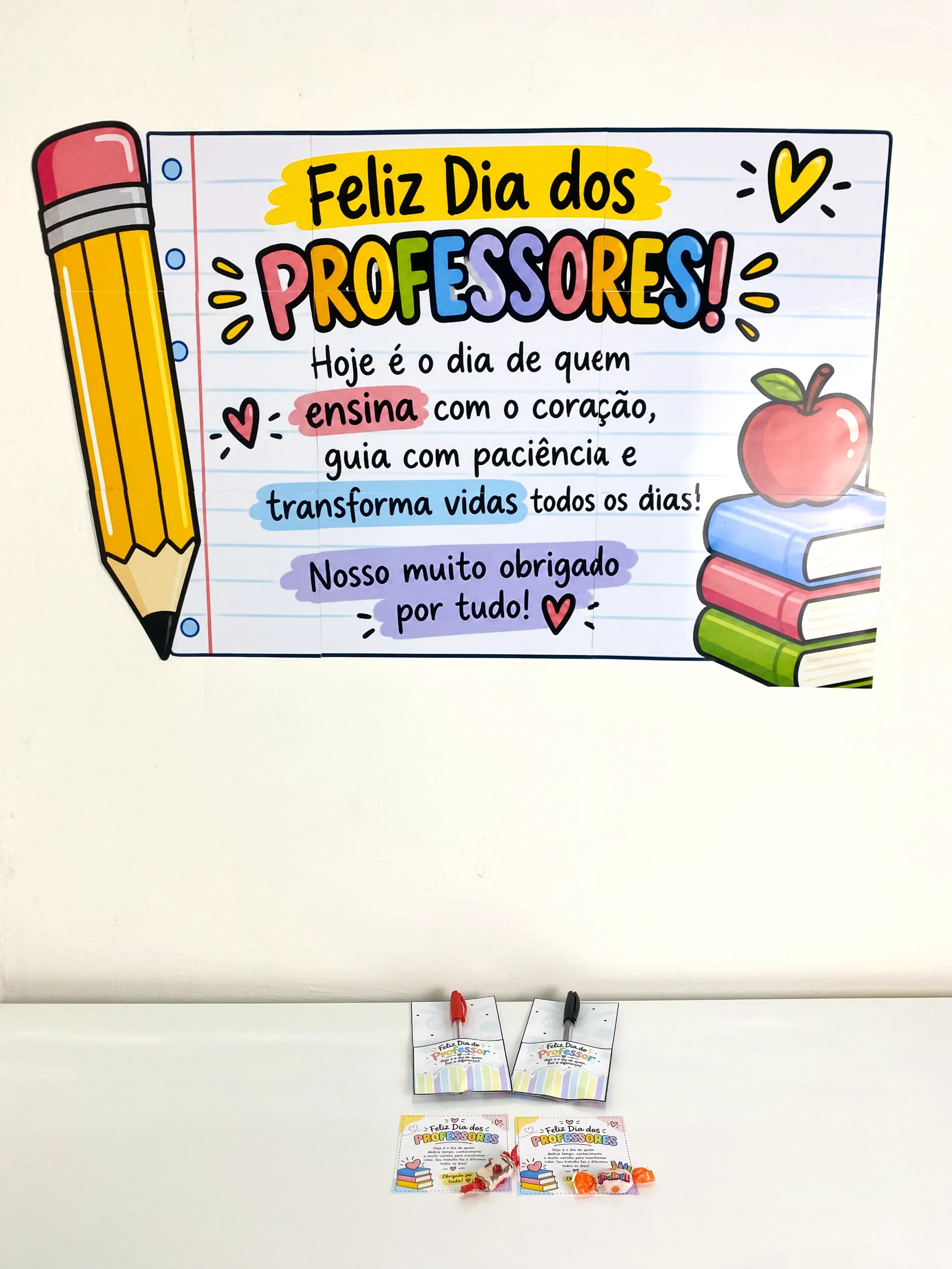 Mini Kit Dia dos Professores – Painel + Porta-Caneta + Cartão — amostra 1: O Mini Kit Dia dos Professores foi pensado para…
