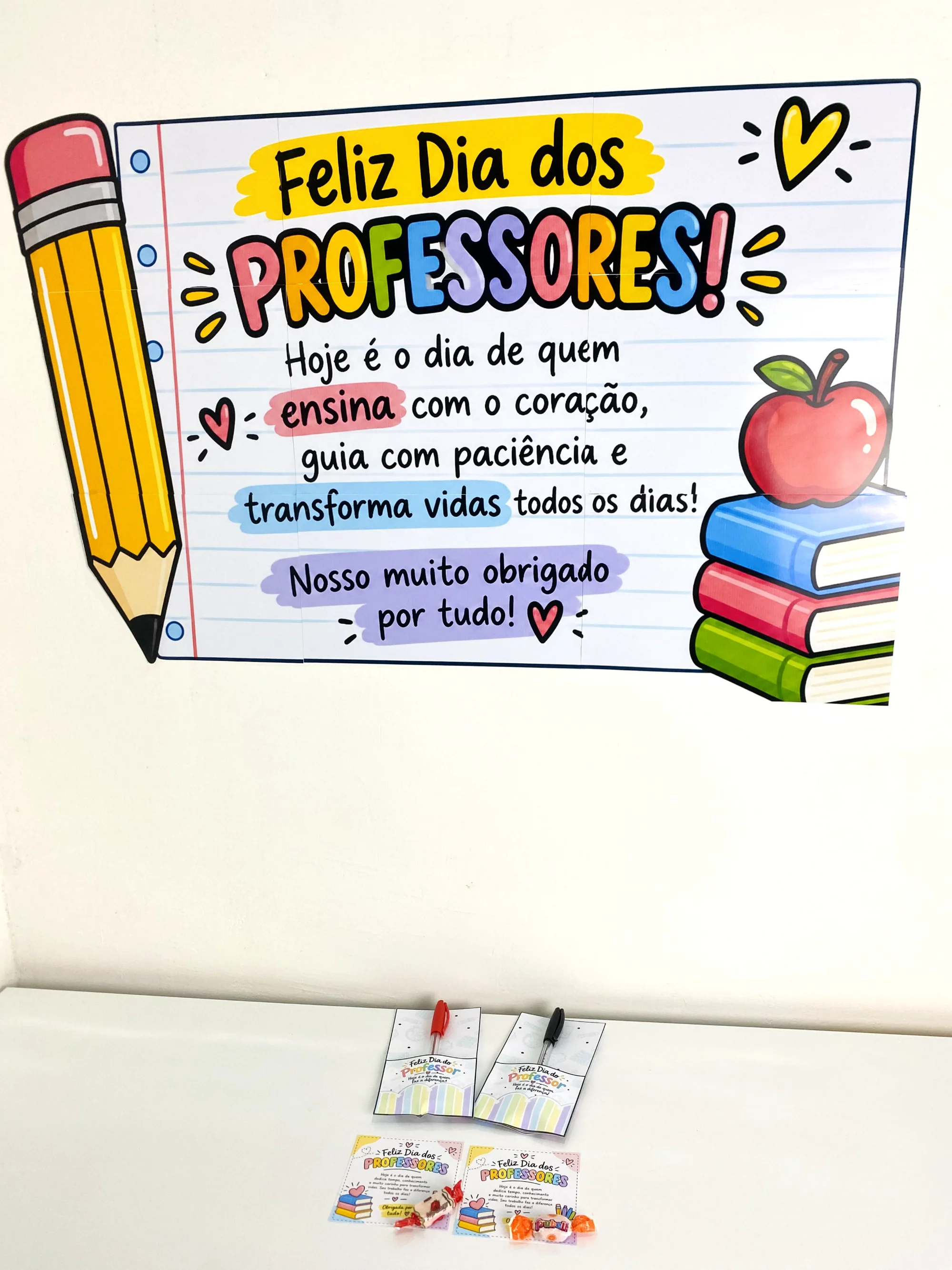 Mini Kit Dia dos Professores – Painel + Porta-Caneta + Cartão — amostra 3: O Mini Kit Dia dos Professores foi pensado para…