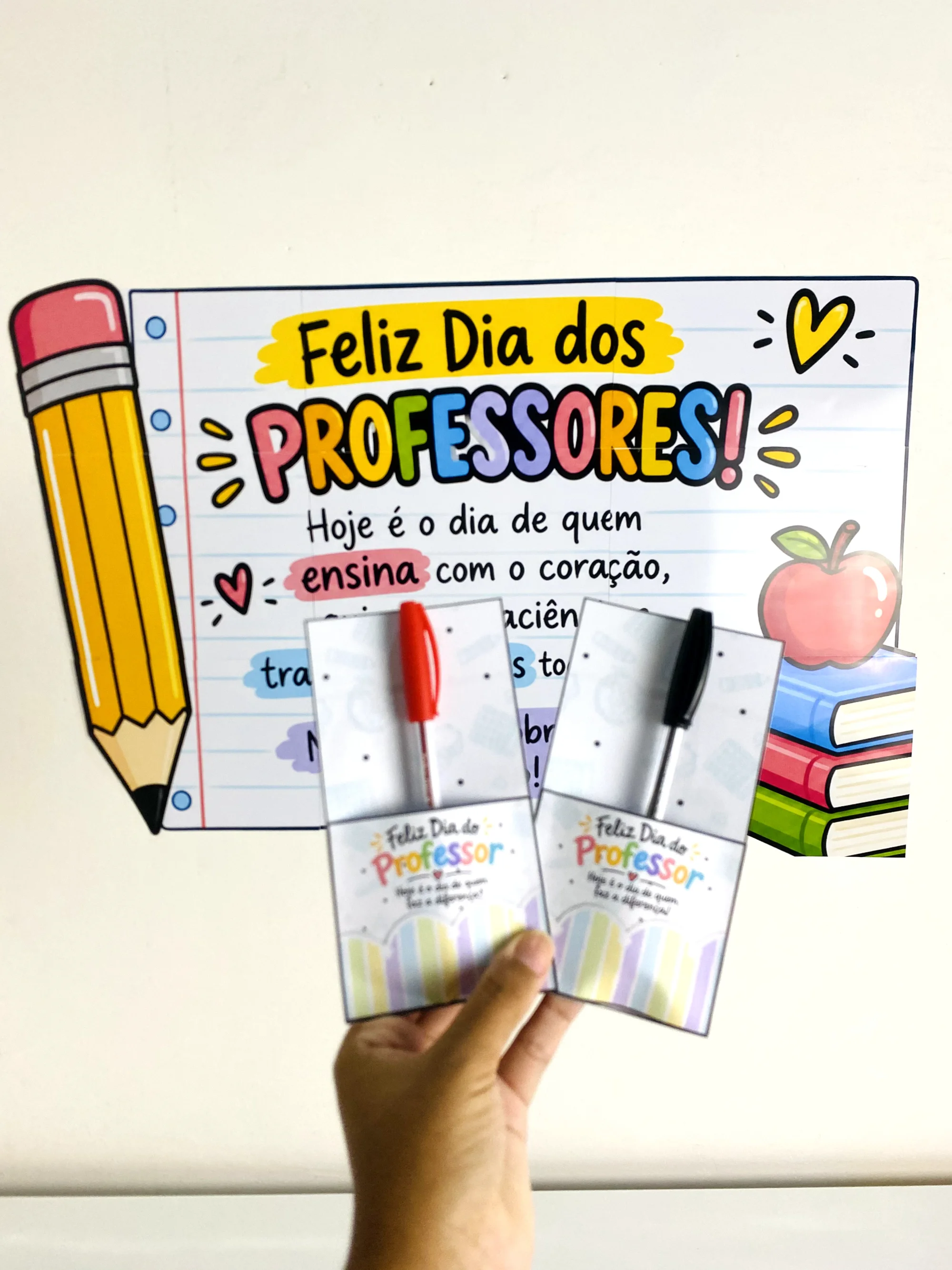 Mini Kit Dia dos Professores – Painel + Porta-Caneta + Cartão — Datas comemorativas para Todas as séries: O Mini Kit Dia…