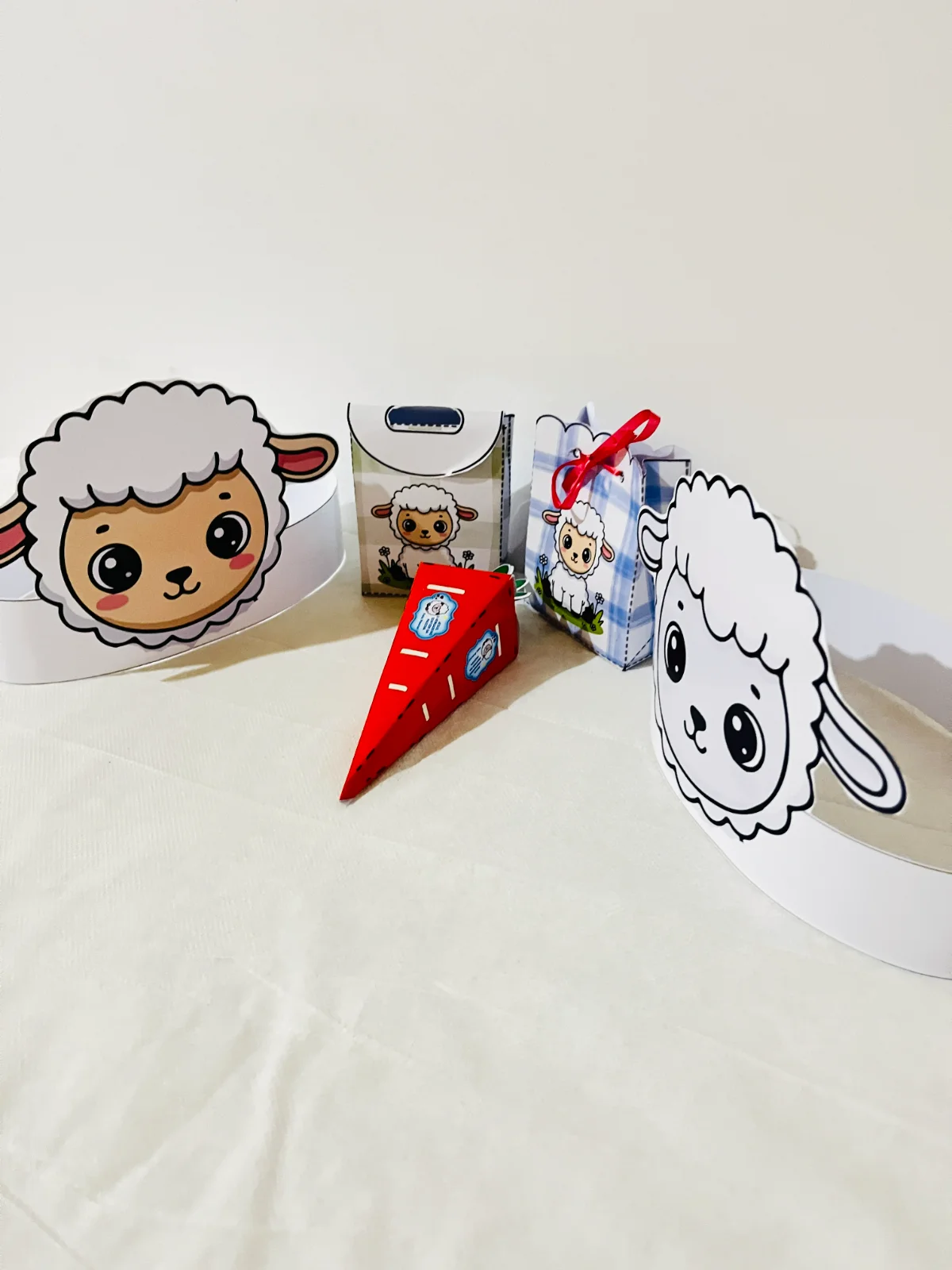 Mini Kit Páscoa – Tema Cordeirinho – Material Pedagógico — amostra 5: O kit contém: 2 modelos de sacolinhas 1 cenourinha 1…