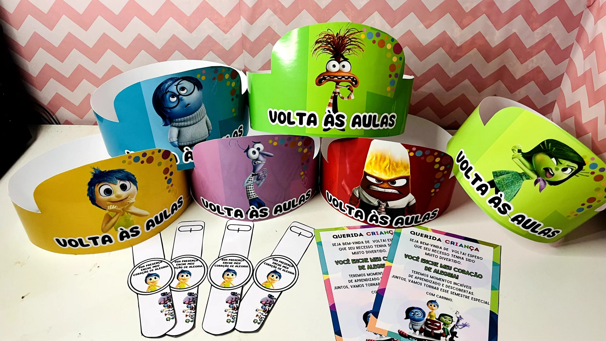 Mini Kit Volta às Aulas Divertidamente – Coroas, Relógio e Cartão — amostra 7: Mini kit temático para tornar a volta às…