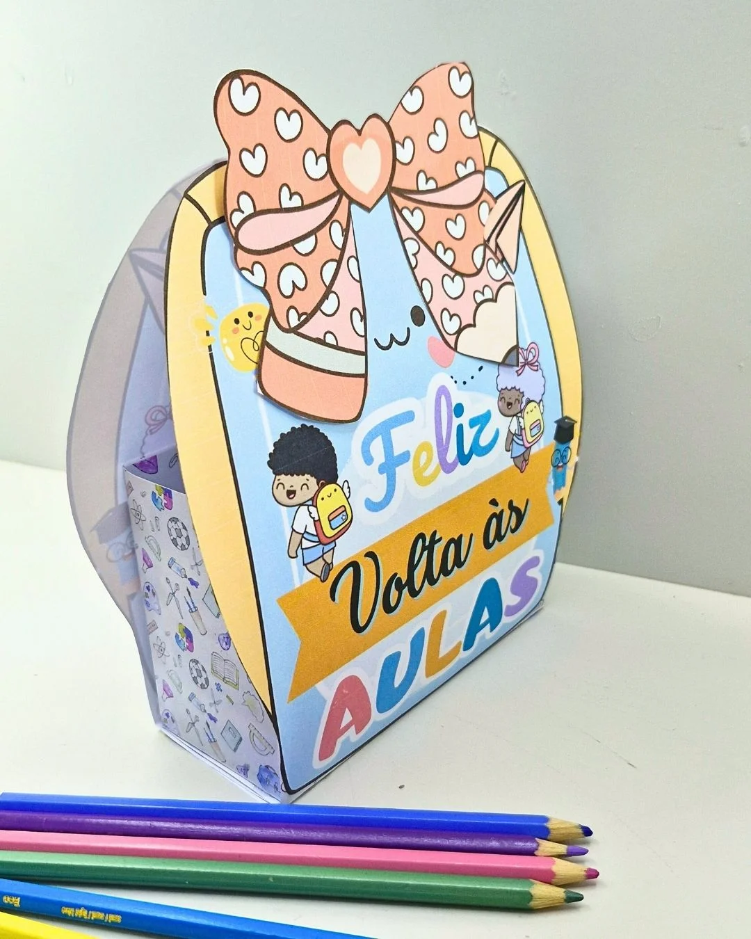 Mochilinha Volta às Aulas com Laço – PDF para Imprimir — amostra 2: A Mochilinha Volta às Aulas com Laço é uma lembrancinha…
