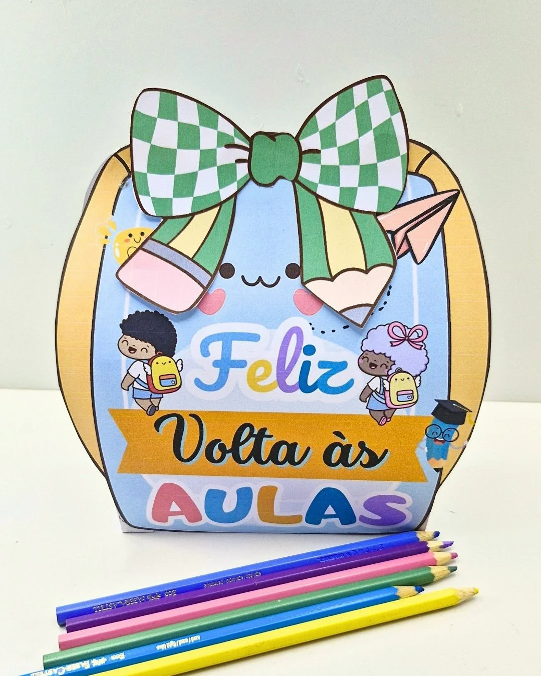 Mochilinha Volta às Aulas com Laço – PDF para Imprimir — amostra 3: A Mochilinha Volta às Aulas com Laço é uma lembrancinha…
