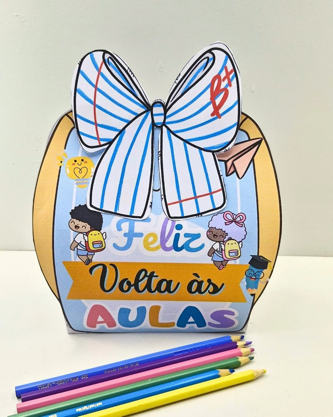 Mochilinha Volta às Aulas com Laço – PDF para Imprimir — amostra 5: A Mochilinha Volta às Aulas com Laço é uma lembrancinha…