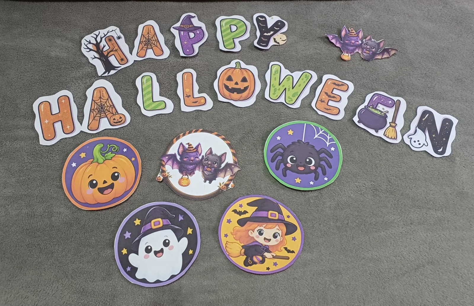 Moldura para bambolê de fotos de Halloween com escrita e 6 imagens. — capa do material