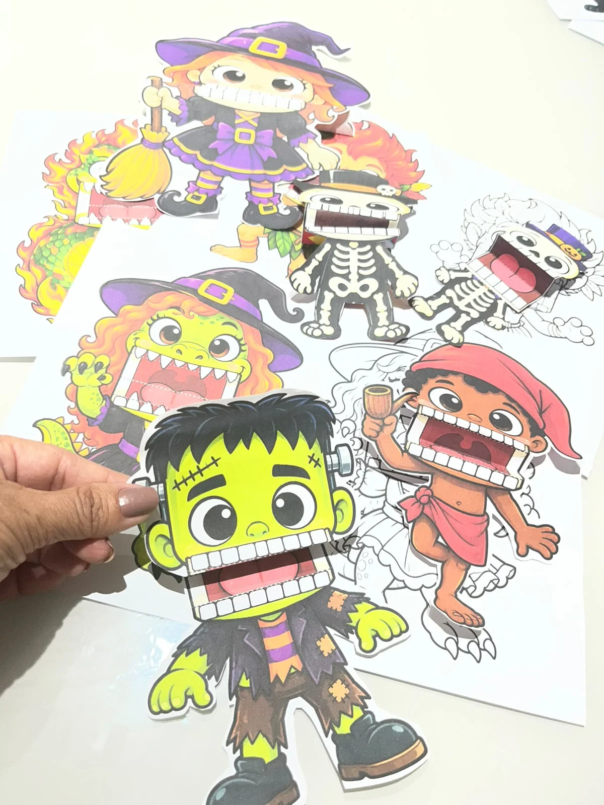 Monstrinhos Articulados de Halloween para Imprimir — amostra 4: Coleção de monstrinhos articulados de Halloween com versões…