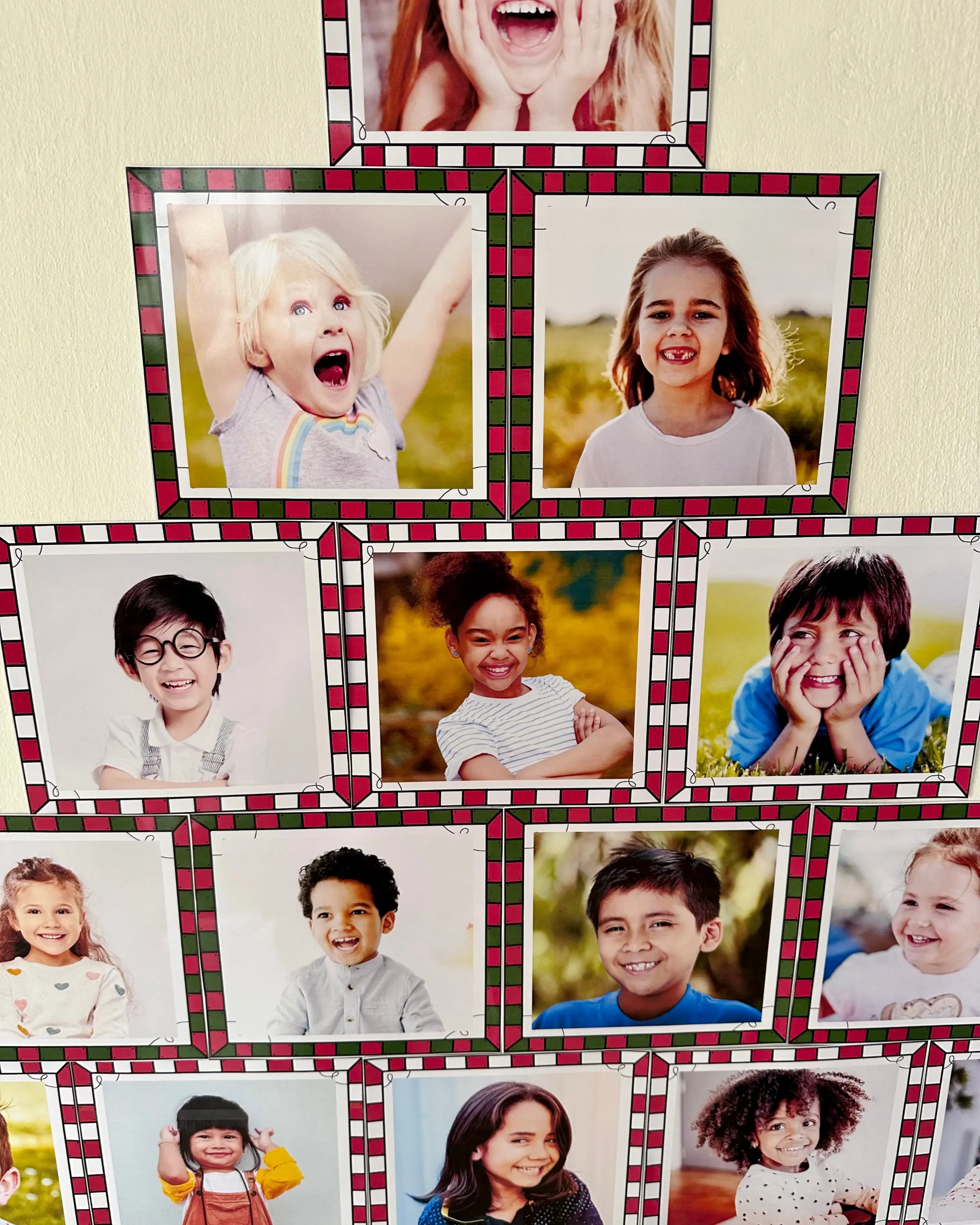 Mural Árvore de Natal para Imprimir – Decoração Escolar Colaborativa — amostra 1: Mural de árvore de Natal com fotos ou…