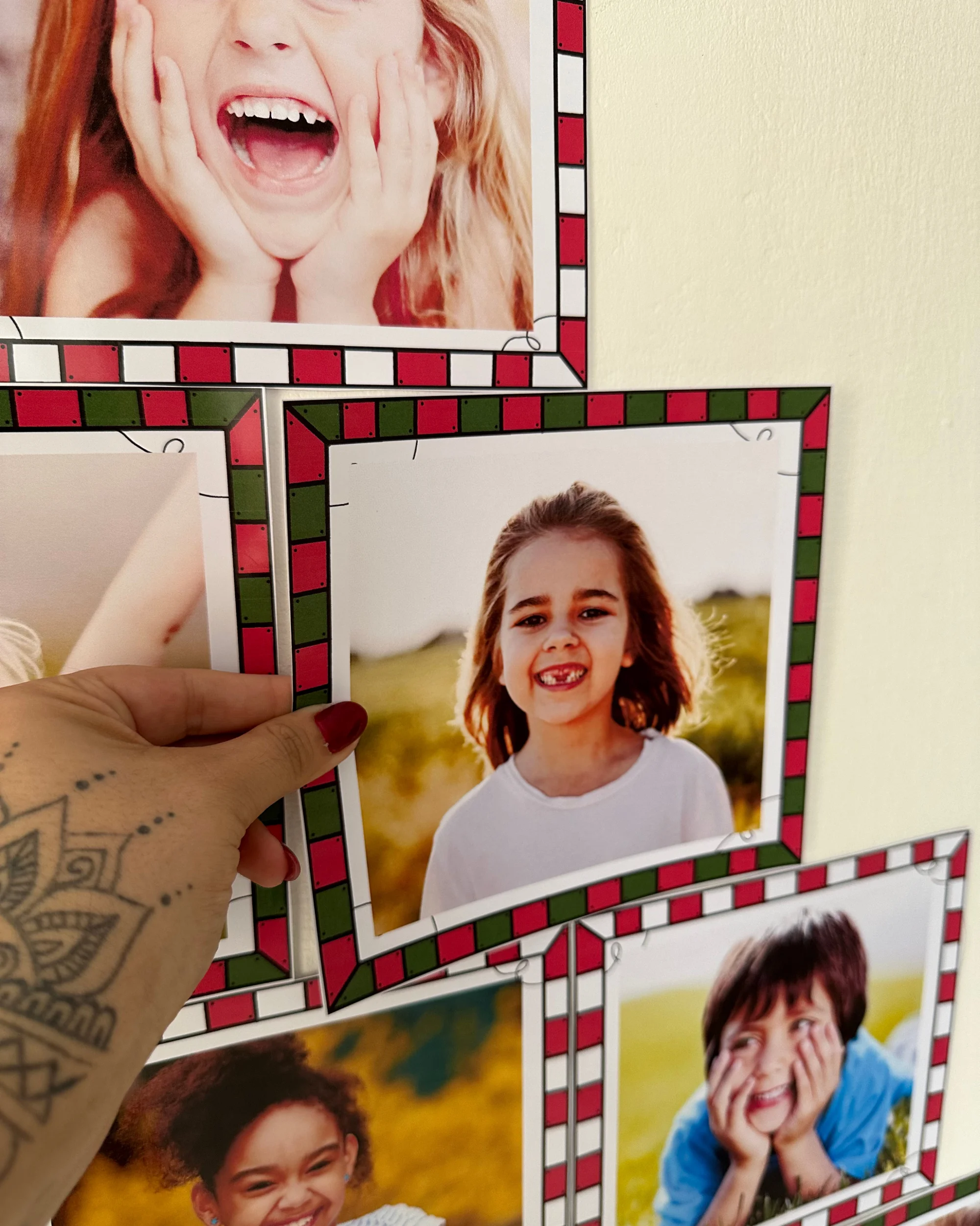 Mural Árvore de Natal para Imprimir – Decoração Escolar Colaborativa — amostra 2: Mural de árvore de Natal com fotos ou…