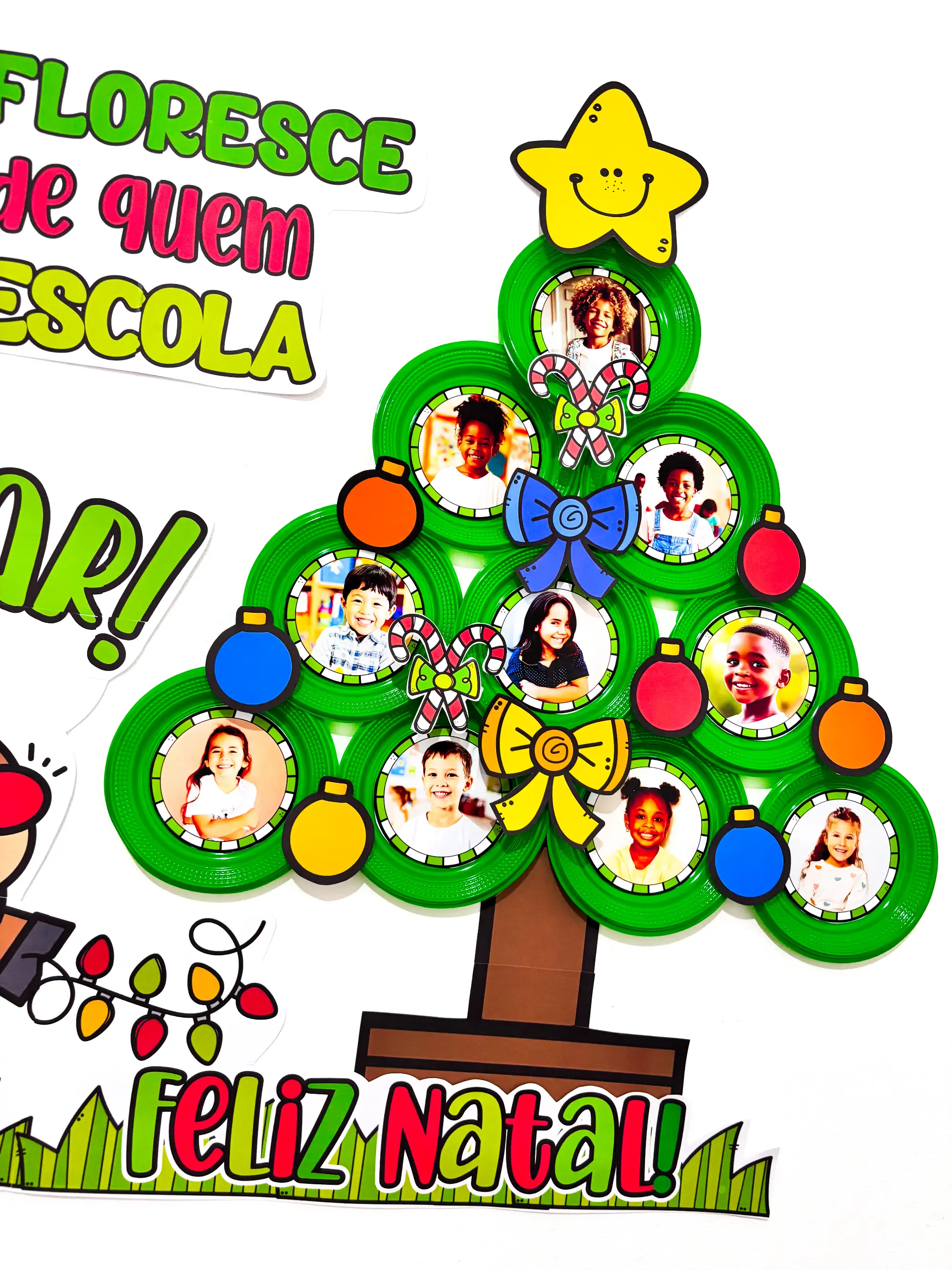 Mural de Natal com Fotos dos Alunos, em PDF — amostra 6: Decore a escola com um mural natalino personalizado, árvore 3D com… Mural de Natal com Fotos dos Alunos, em PDF — amostra 6: Decore a escola com um mural natalino personalizado, árvore 3D com…