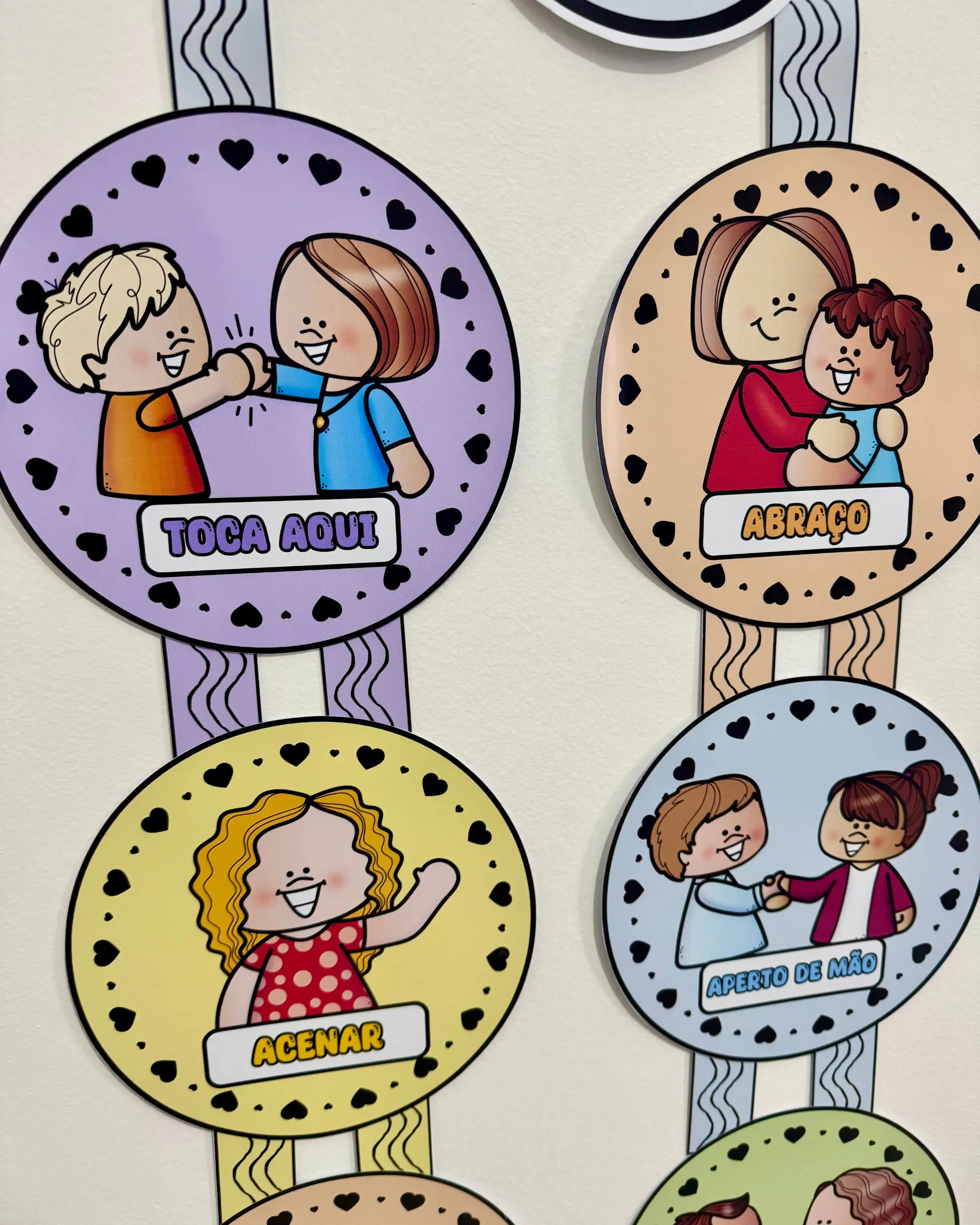 Mural Nossos Cumprimentos Educação Infantil e Ensino Fundamental — amostra 1: O Mural Nossos Cumprimentos é um recurso… Mural Nossos Cumprimentos Educação Infantil e Ensino Fundamental — amostra 1: O Mural Nossos Cumprimentos é um recurso…