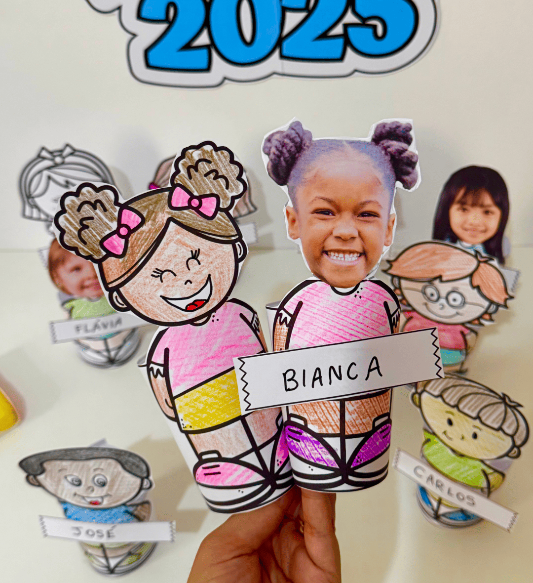Nossa Turma 3D 2025: Bonequinhos para Colorir e Crachá de Mesa — amostra 2: O que vem no material