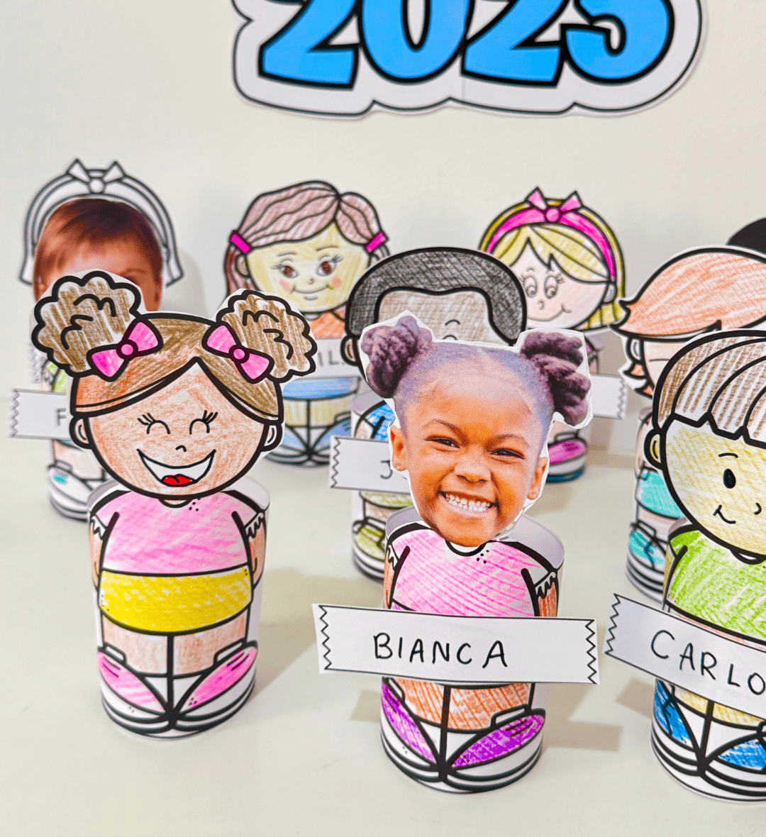 Nossa Turma 3D 2025: Bonequinhos para Colorir e Crachá de Mesa — amostra 3: Como usar em sala de aula
