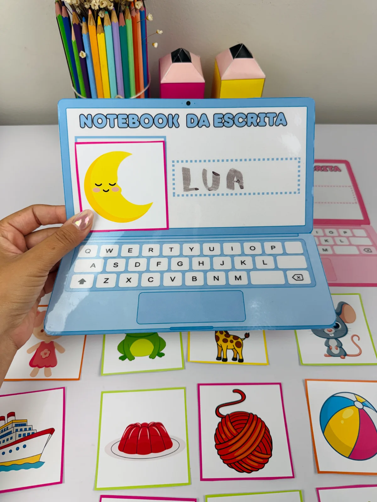 Notebook da Escrita - Aprender a Escrever Brincando! — amostra 2: O material inclui: Notebook da Escrita - Aprender a Escrever Brincando! — amostra 2: O material inclui: