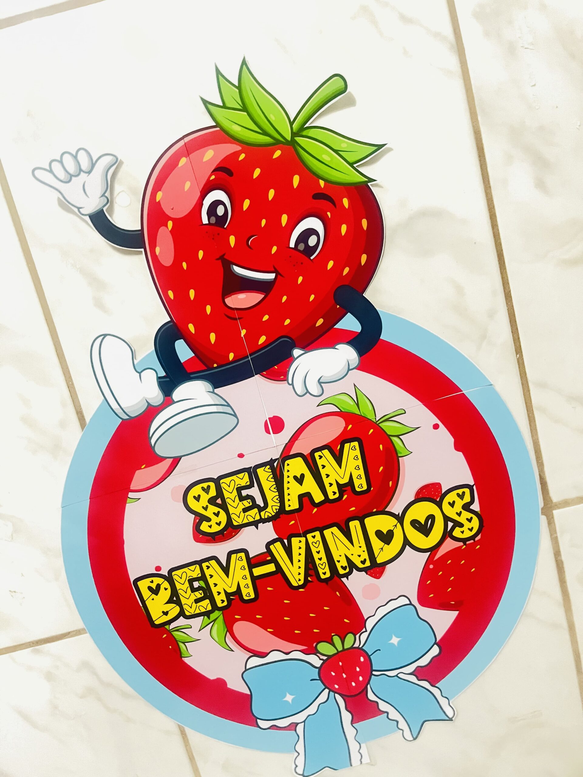 Painel bem-vindos tema morango – PDF para Imprimir — amostra 2: Formato e entrega Painel bem-vindos tema morango – PDF para Imprimir — amostra 2: Formato e entrega