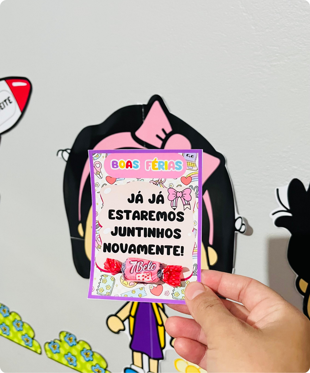 Painel de férias para imprimir com lembrancinhas — amostra 5: Prepare a sala para a chegada das férias com um painel em PDF…