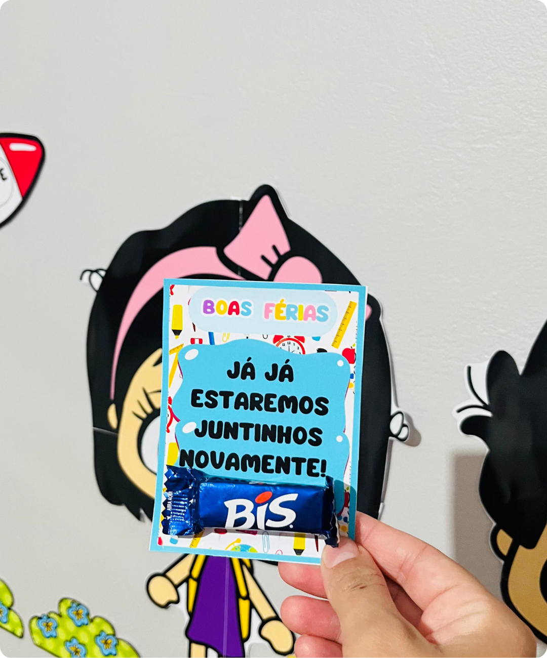 Painel de férias para imprimir com lembrancinhas — amostra 7: Prepare a sala para a chegada das férias com um painel em PDF…