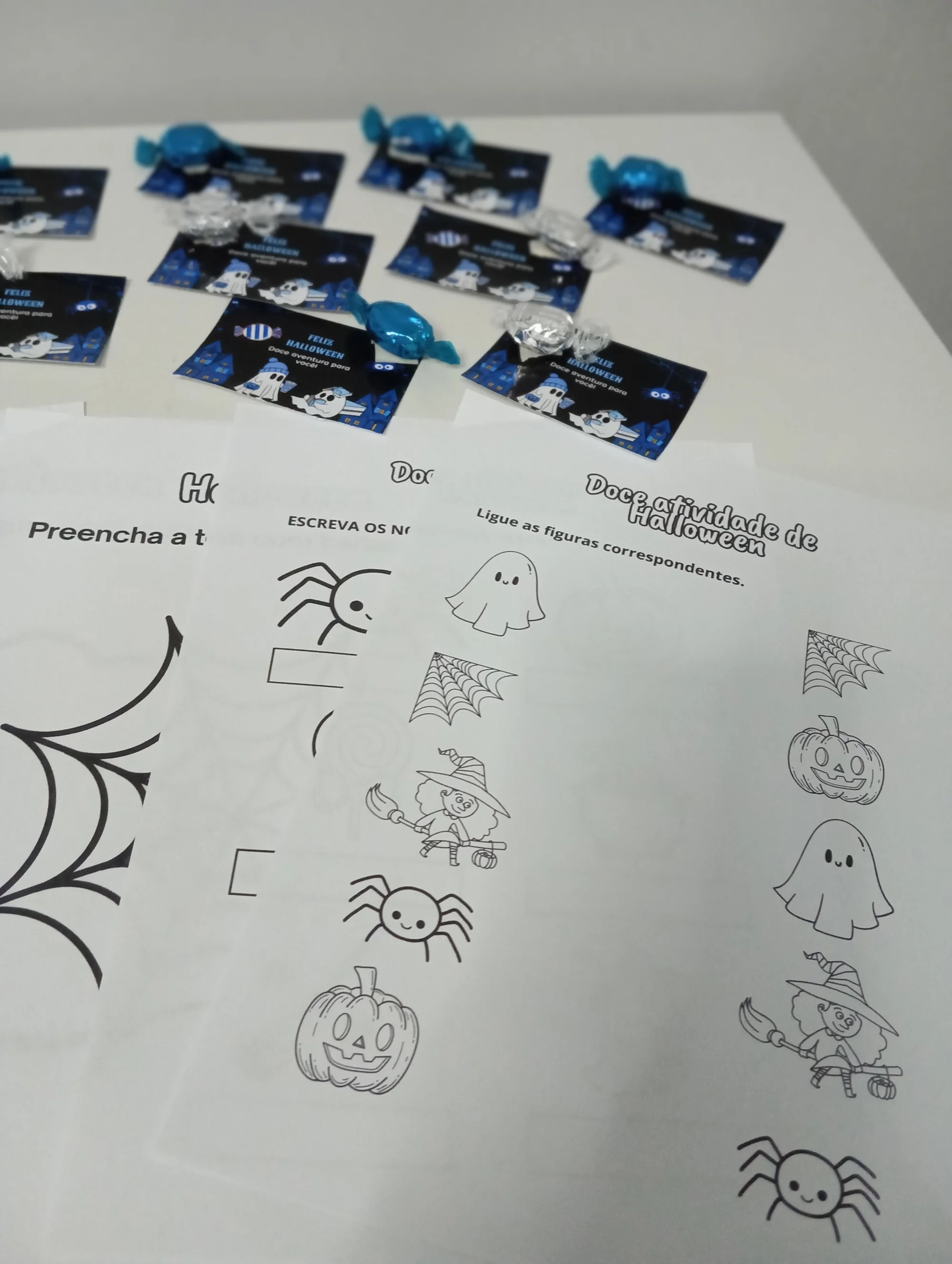 Painel de Halloween – Doces ou Travessuras para Escola — amostra 2: Kit Halloween com reloginho, ponteira para lápis,… Painel de Halloween – Doces ou Travessuras para Escola — amostra 2: Kit Halloween com reloginho, ponteira para lápis,…