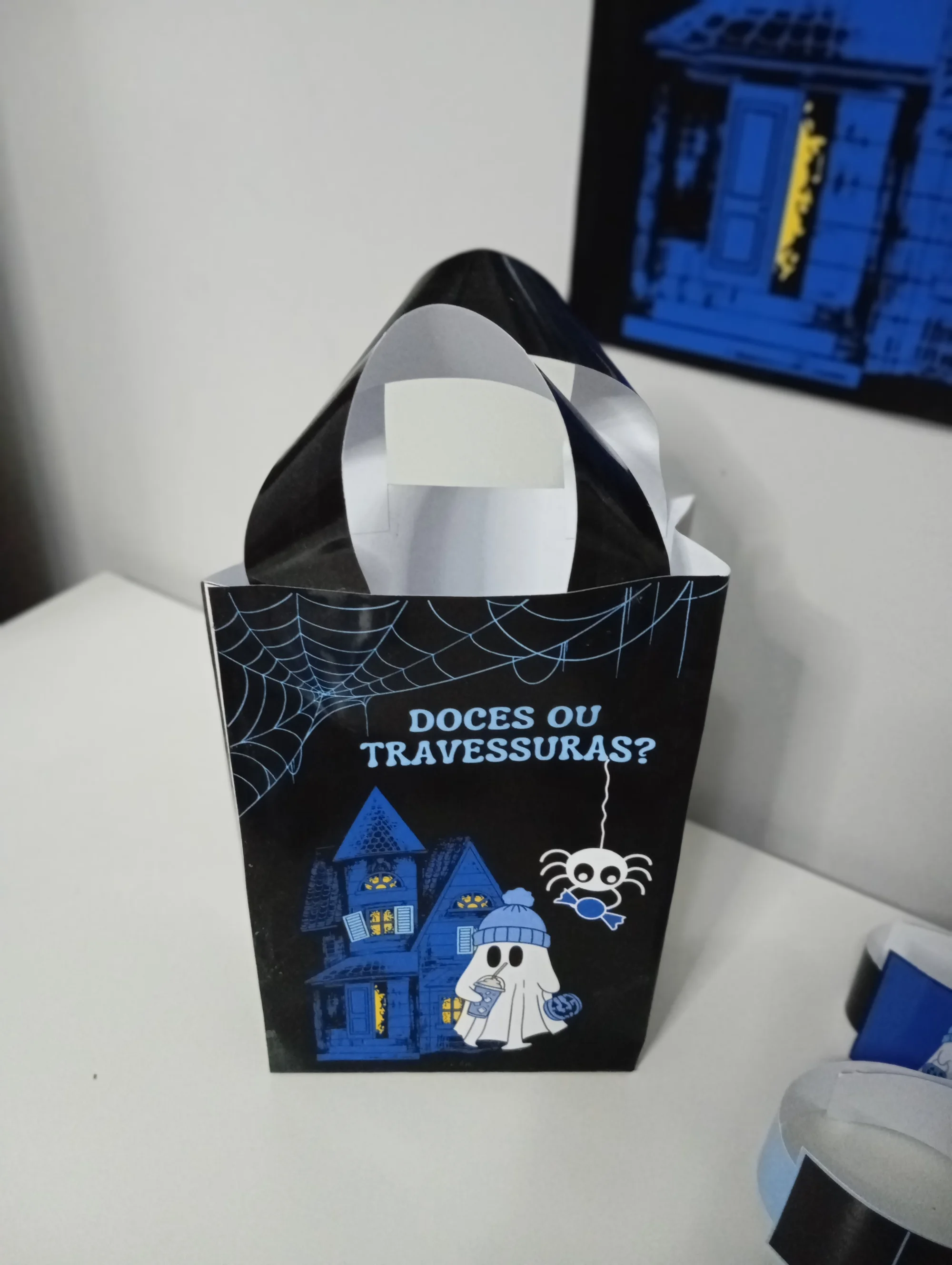 Painel de Halloween – Doces ou Travessuras para Escola — amostra 3: Kit Halloween com reloginho, ponteira para lápis,… Painel de Halloween – Doces ou Travessuras para Escola — amostra 3: Kit Halloween com reloginho, ponteira para lápis,…