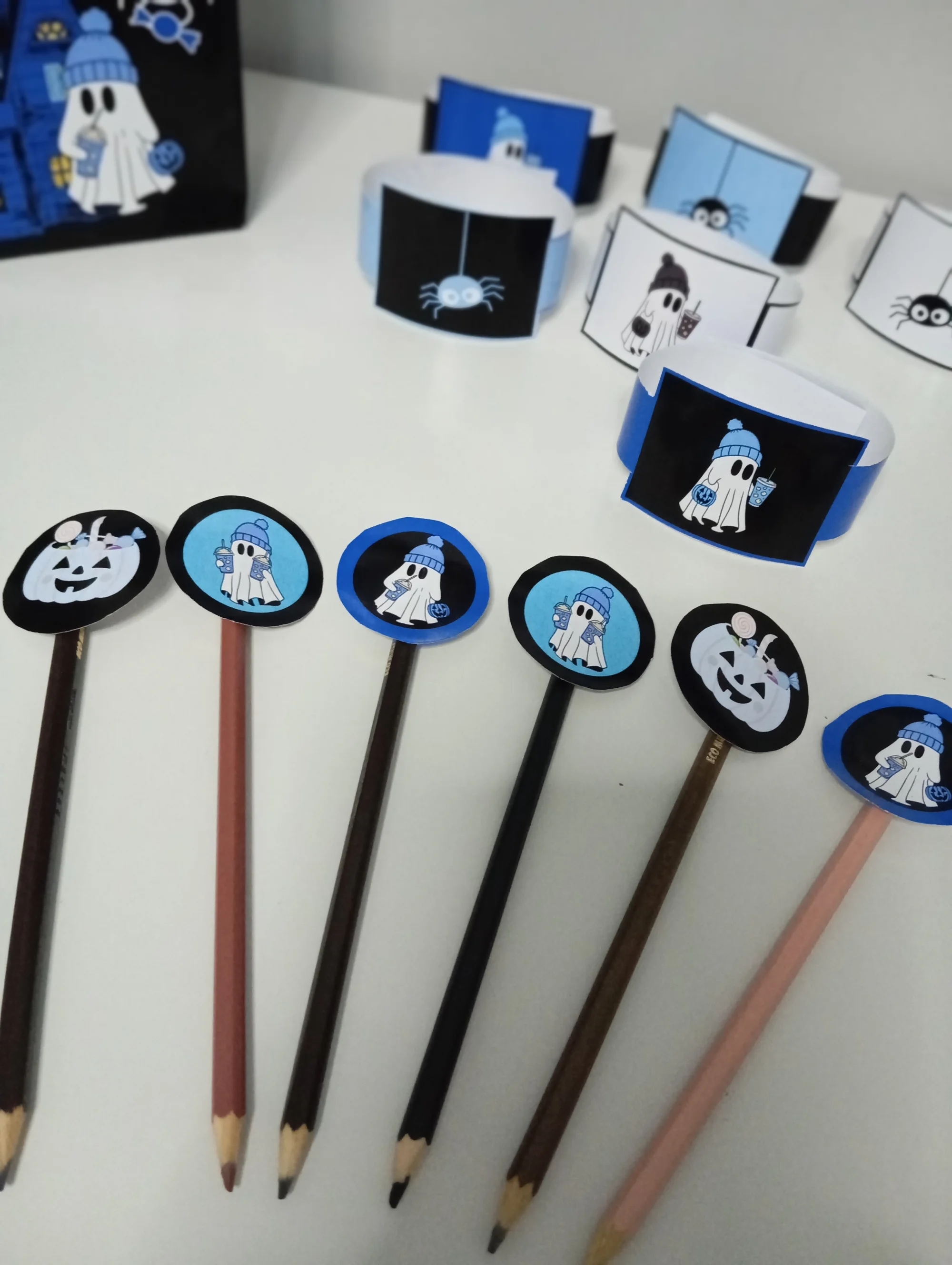 Painel de Halloween – Doces ou Travessuras para Escola — amostra 4: Kit Halloween com reloginho, ponteira para lápis,… Painel de Halloween – Doces ou Travessuras para Escola — amostra 4: Kit Halloween com reloginho, ponteira para lápis,…