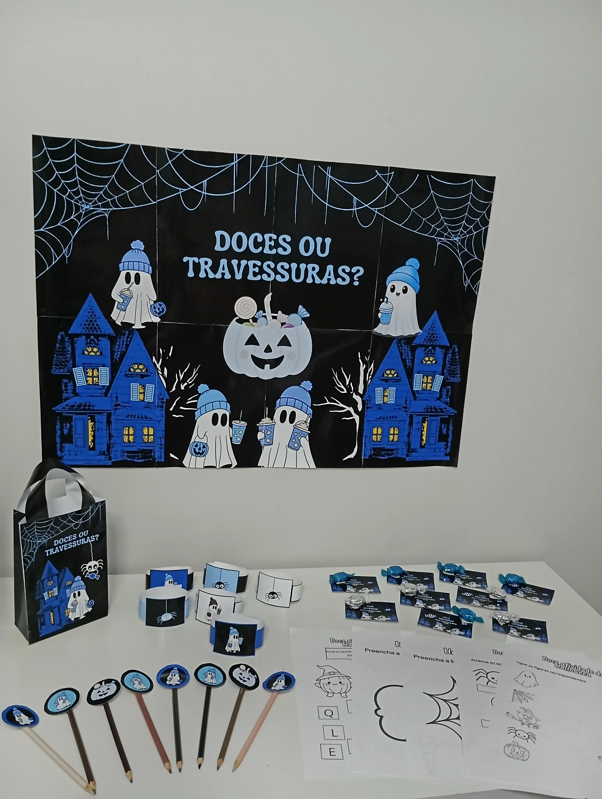 Painel de Halloween – Doces ou Travessuras para Escola — amostra 5: Kit Halloween com reloginho, ponteira para lápis,… Painel de Halloween – Doces ou Travessuras para Escola — amostra 5: Kit Halloween com reloginho, ponteira para lápis,…