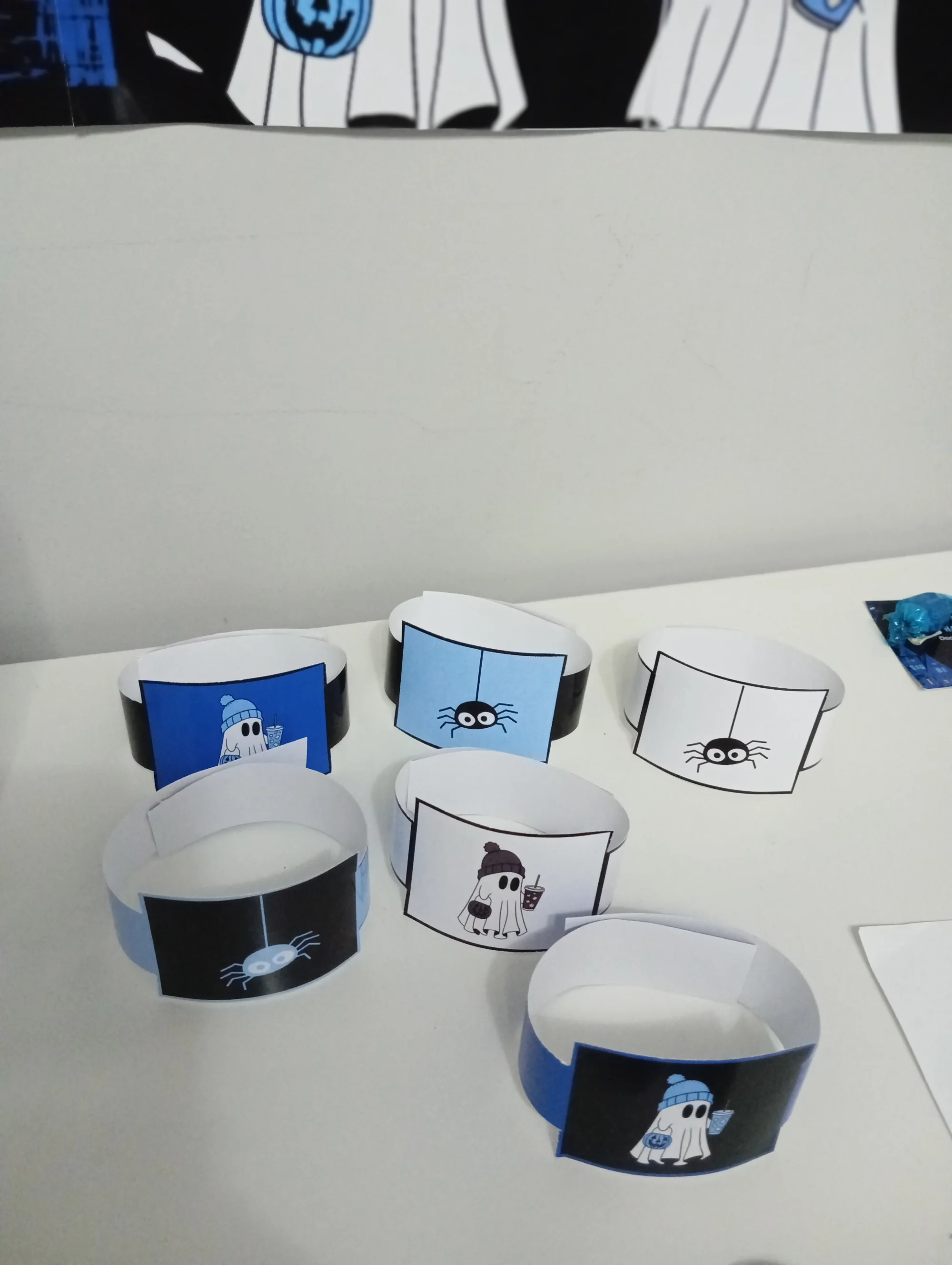 Painel de Halloween – Doces ou Travessuras para Escola — amostra 6: Kit Halloween com reloginho, ponteira para lápis,… Painel de Halloween – Doces ou Travessuras para Escola — amostra 6: Kit Halloween com reloginho, ponteira para lápis,…