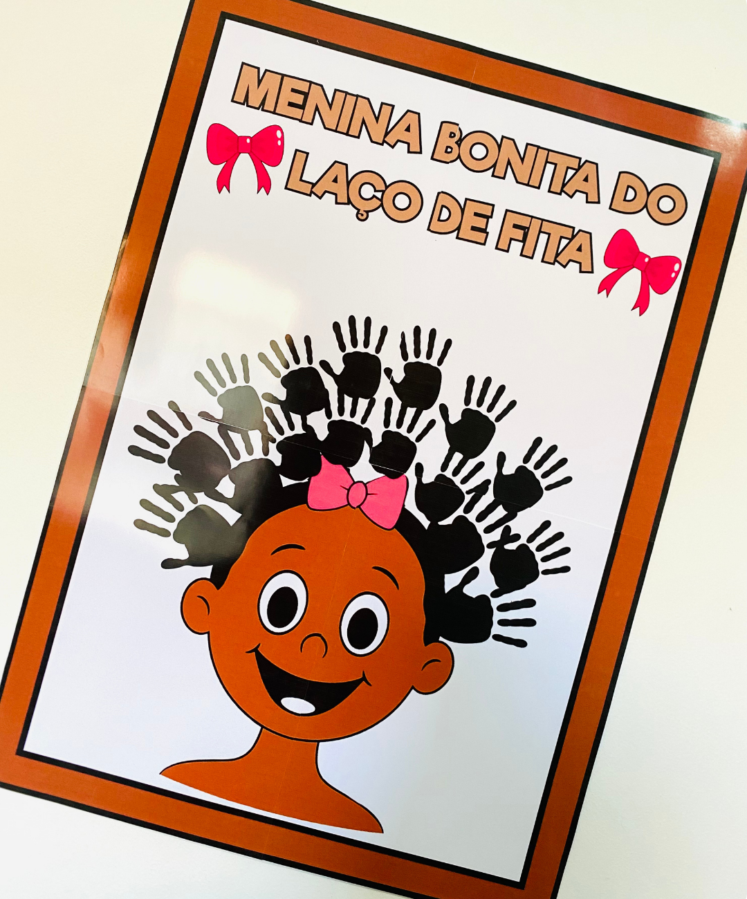 Painel de Menina Bonita do Laço de Fita para imprimir — amostra 1: Como levar o painel para a rotina da turma