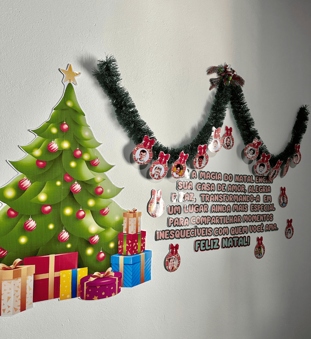 Painel de Natal em Árvore com Elemento Personalizável em PDF — amostra 5: Monte uma decoração natalina com a participação…