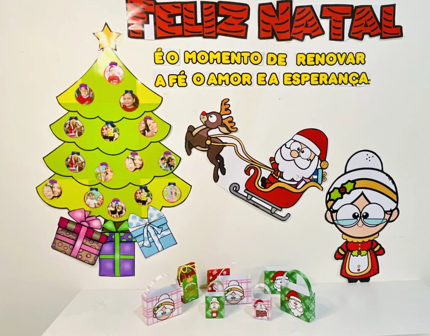 Painel de Natal + lembrancinha Bolas de Natal editável — amostra 1: Painel Natalino Editável com Árvore e Fotos + Caixinhas…