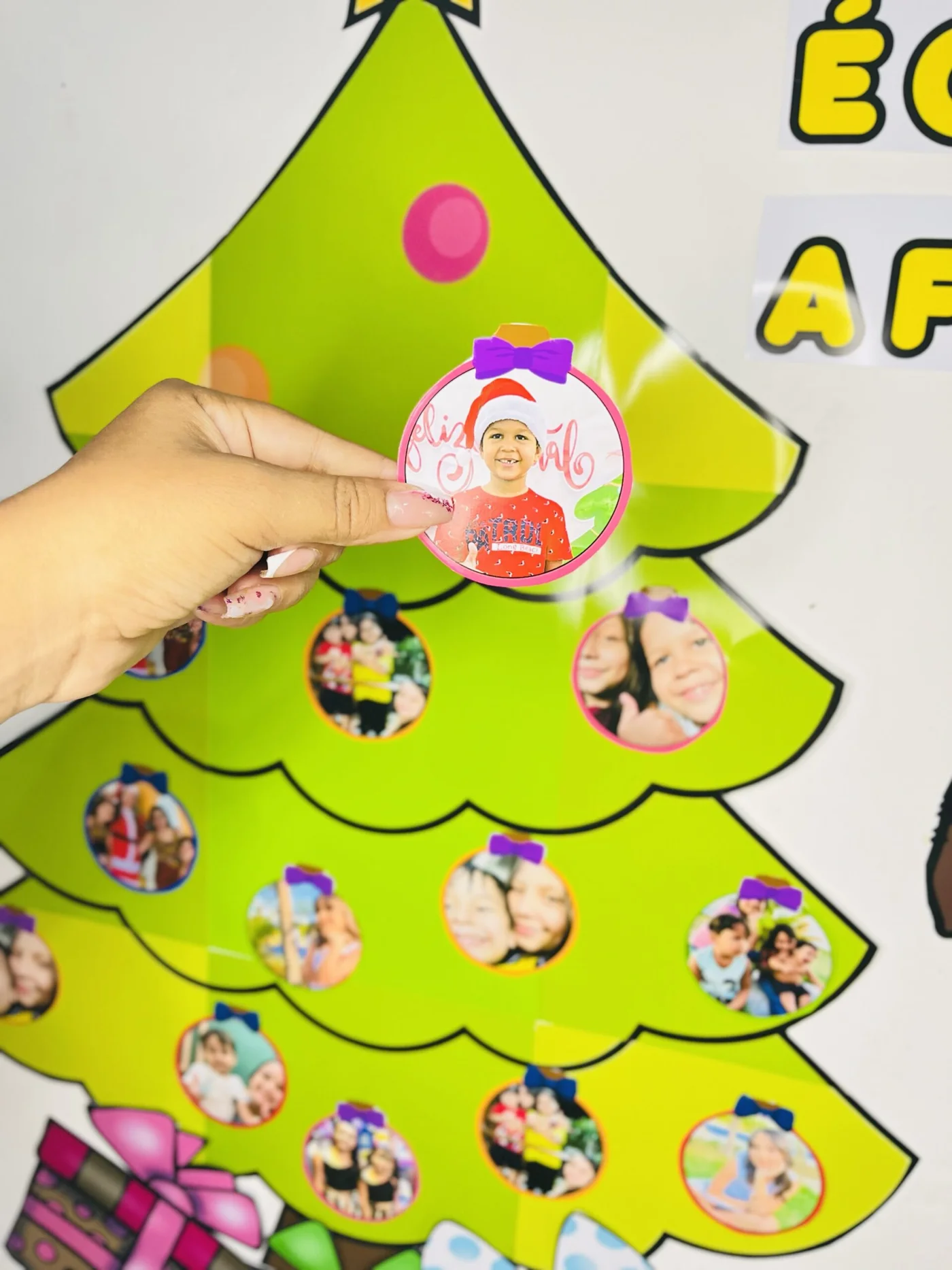 Painel de Natal + lembrancinha Bolas de Natal editável — amostra 2: Painel Natalino Editável com Árvore e Fotos + Caixinhas…