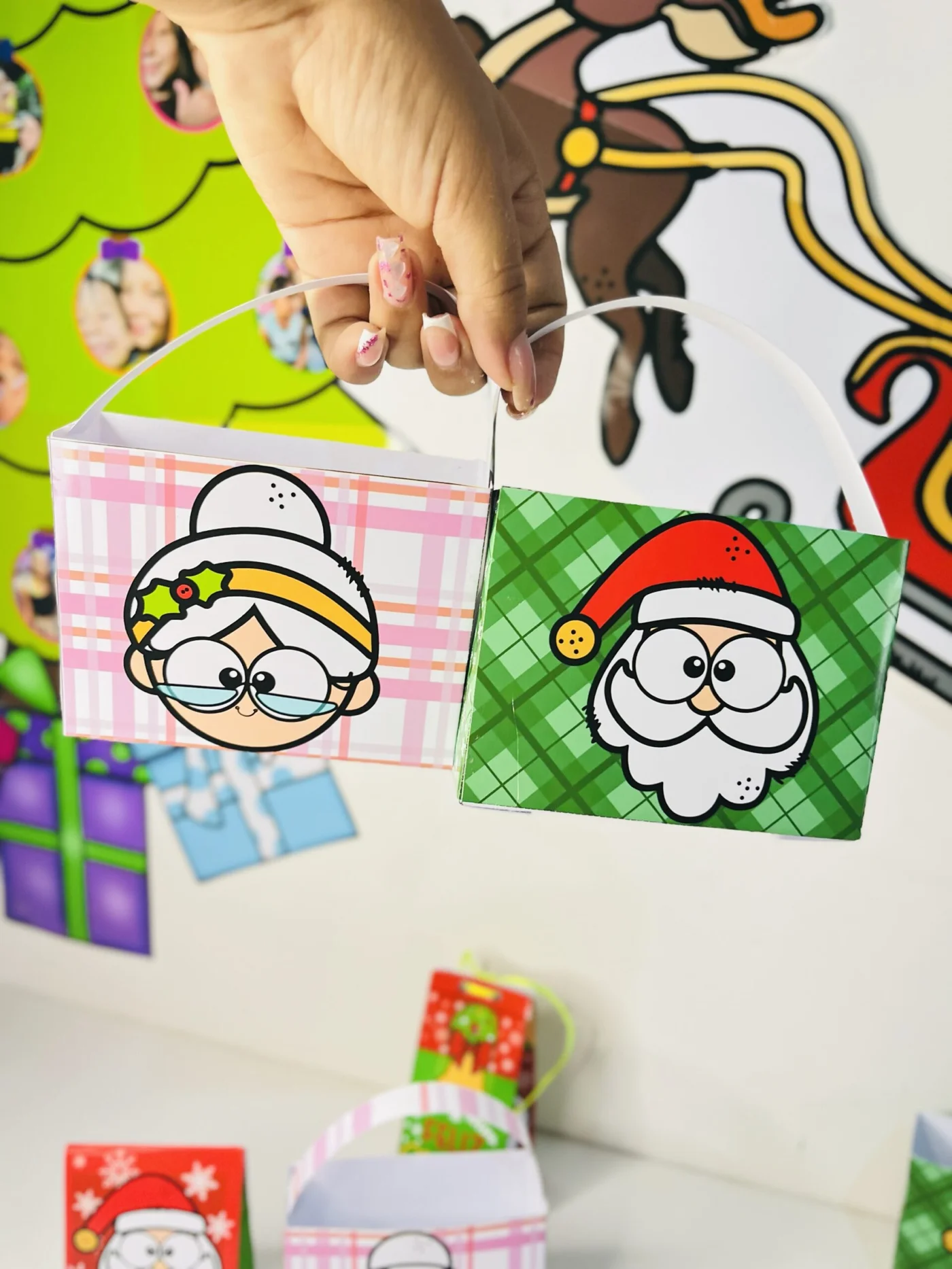 Painel de Natal + lembrancinha Bolas de Natal editável — amostra 3: Painel Natalino Editável com Árvore e Fotos + Caixinhas…