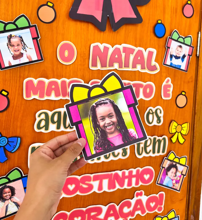 Painel de porta de Natal: Presentes de Natal com fotos — amostra 5: Crie uma recepção natalina acolhedora com o painel de…