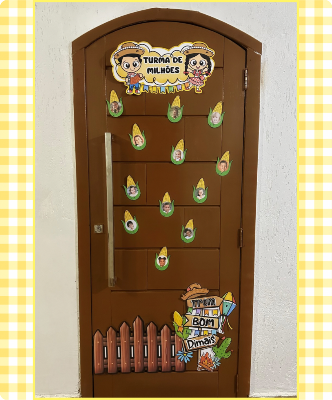 Painel de porta junino para imprimir — amostra 2: Como preparar e aplicar na sala